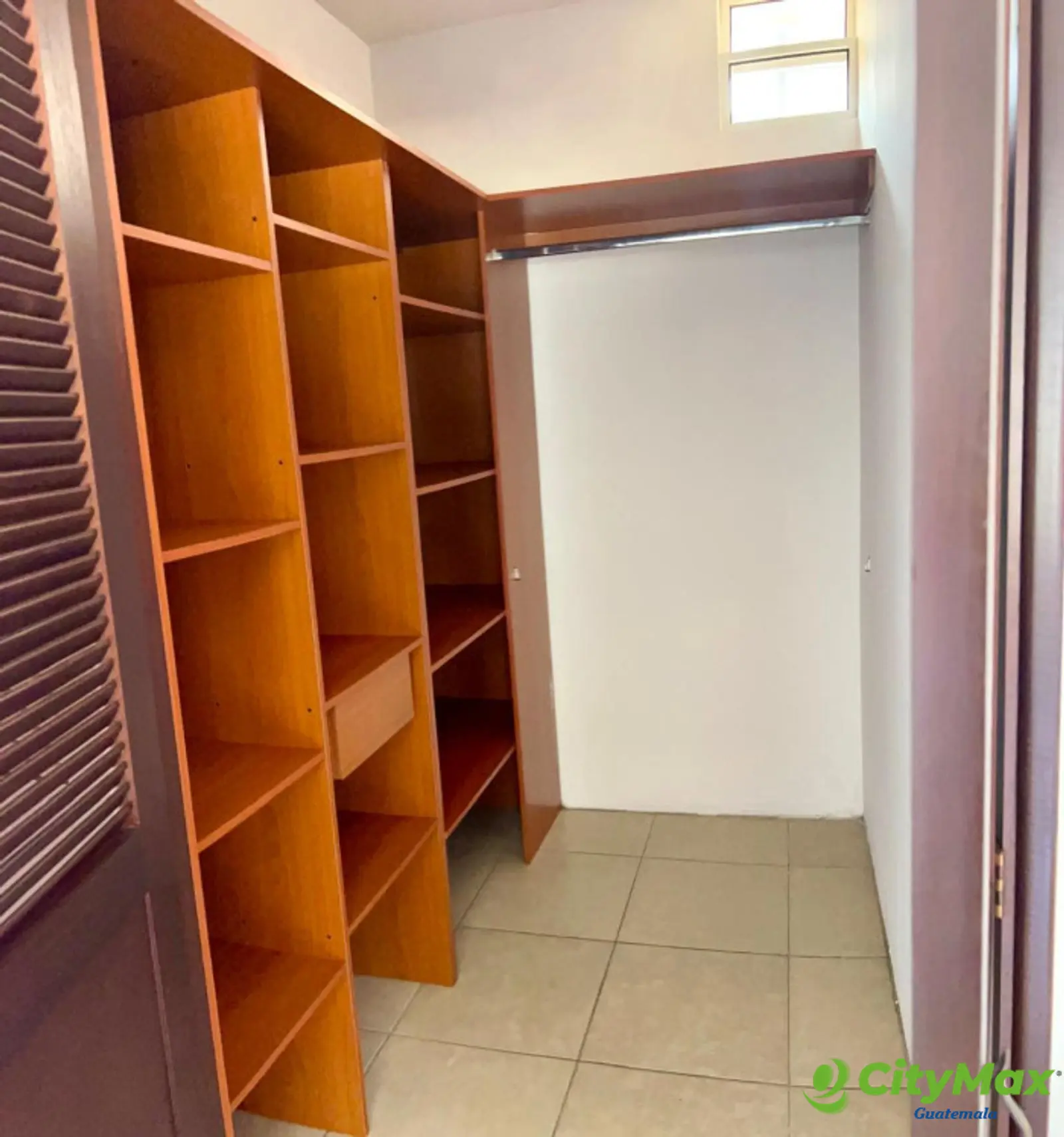 Casa en Condominio en Renta en Fraijanes Guatemala - walking closet