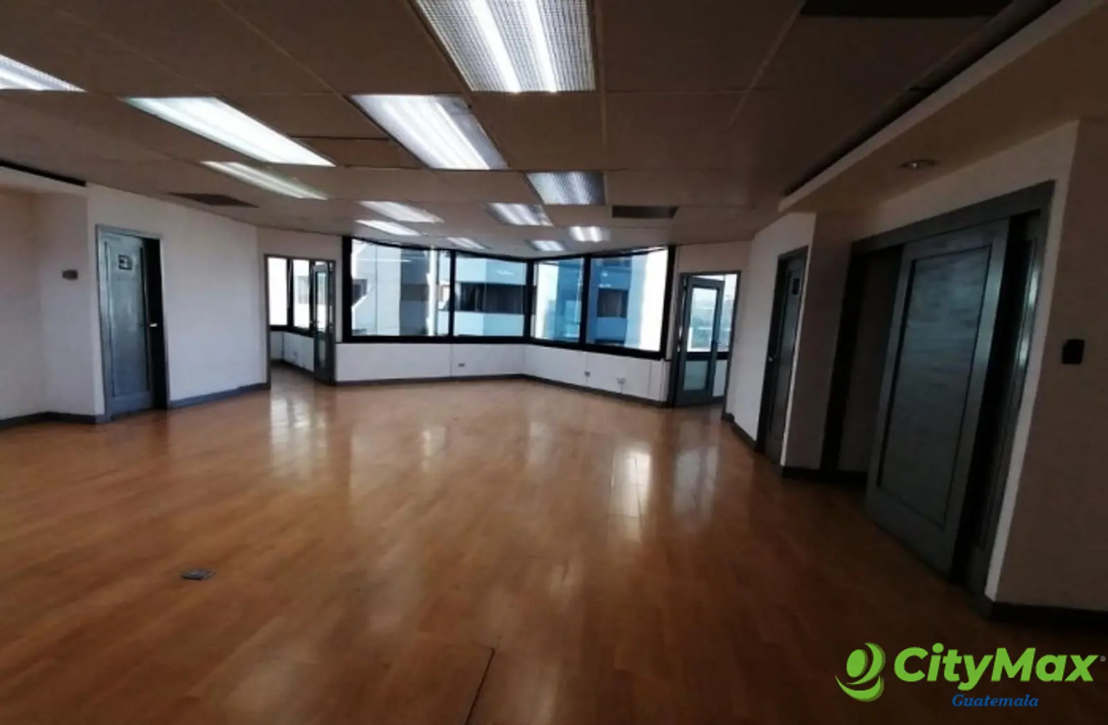 OFICINA EN ZONA 10 CON 151 m2 EN ALQUIER  - foto 3