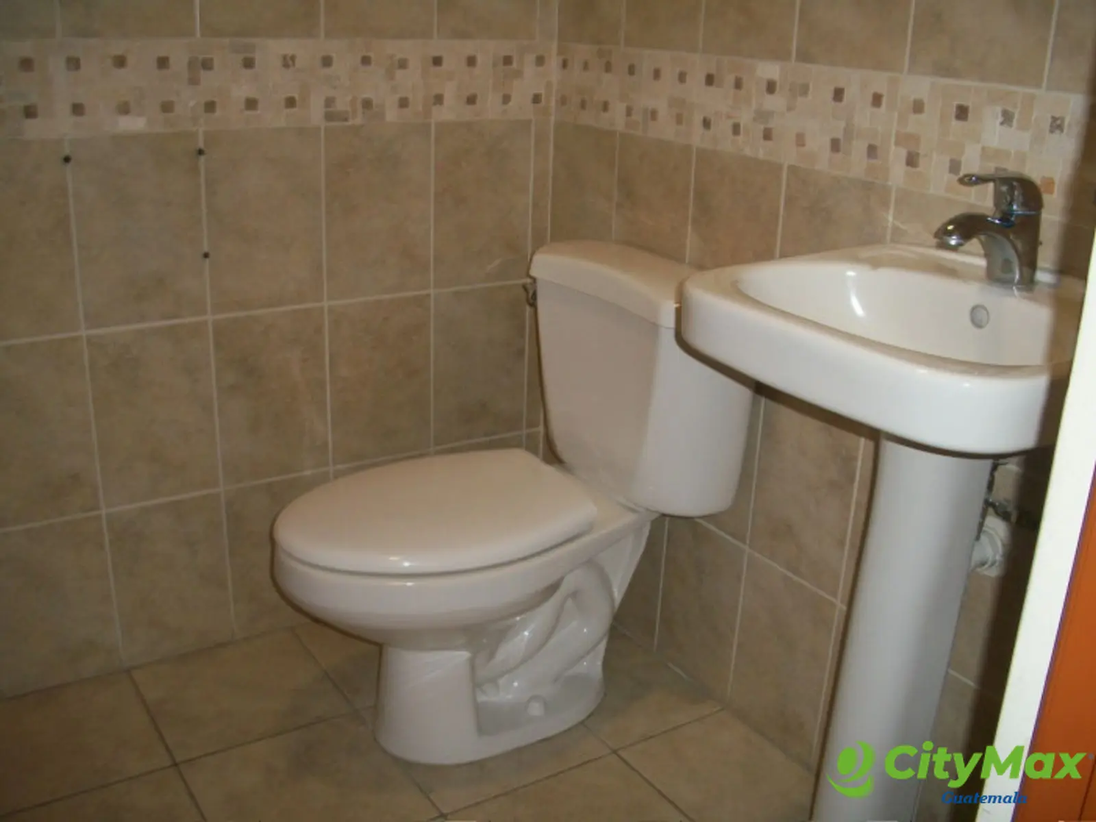 En Venta Local Comercial en zona 15 Edificio Avante - foto 12