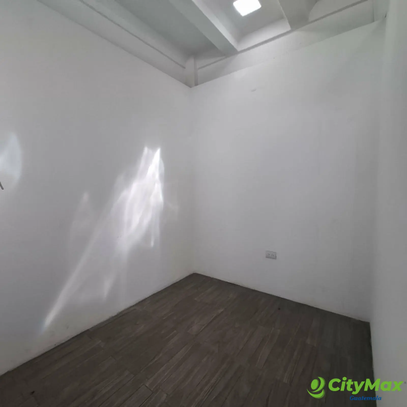 En Renta local con mezanine de 102m2 en Zona 10 - foto 7