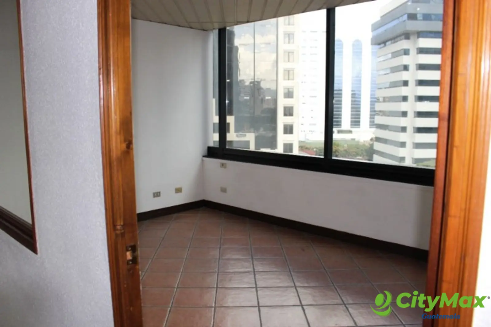 En Alquiler oficina tabicada en zona 10 Guatemala - foto 9