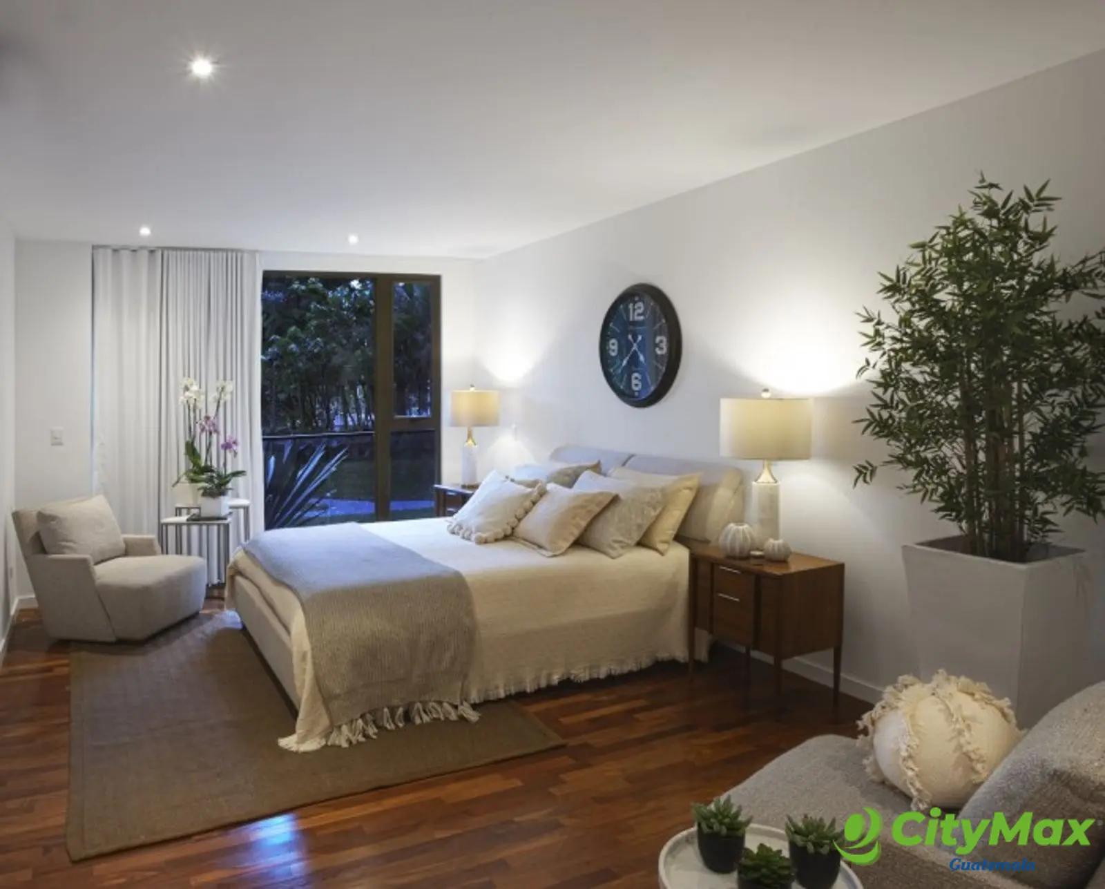 Apartamento en renta con jardín en la zona 10 - foto 4