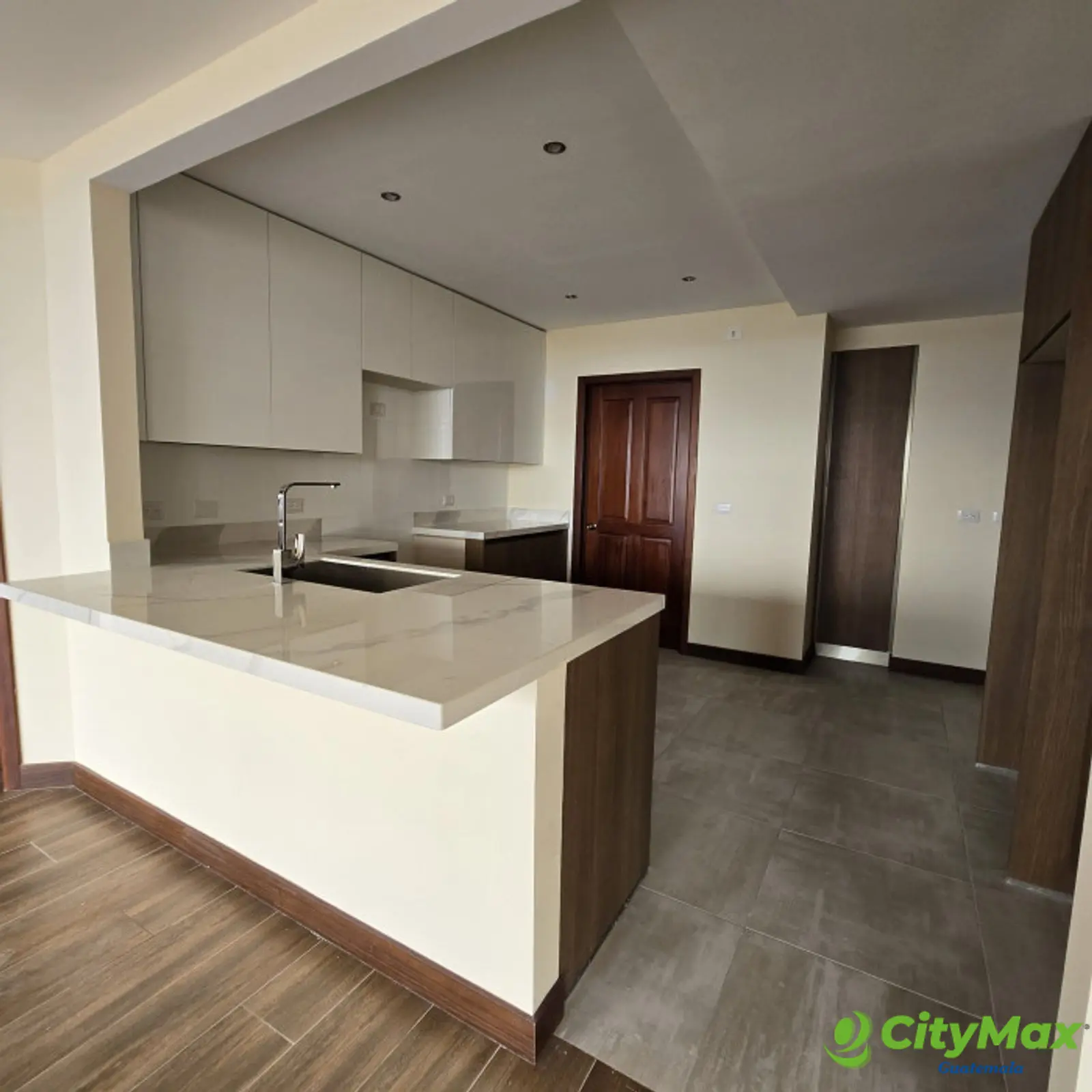 En Venta Apartamento en Zona 10 REMODELADO  - foto 8