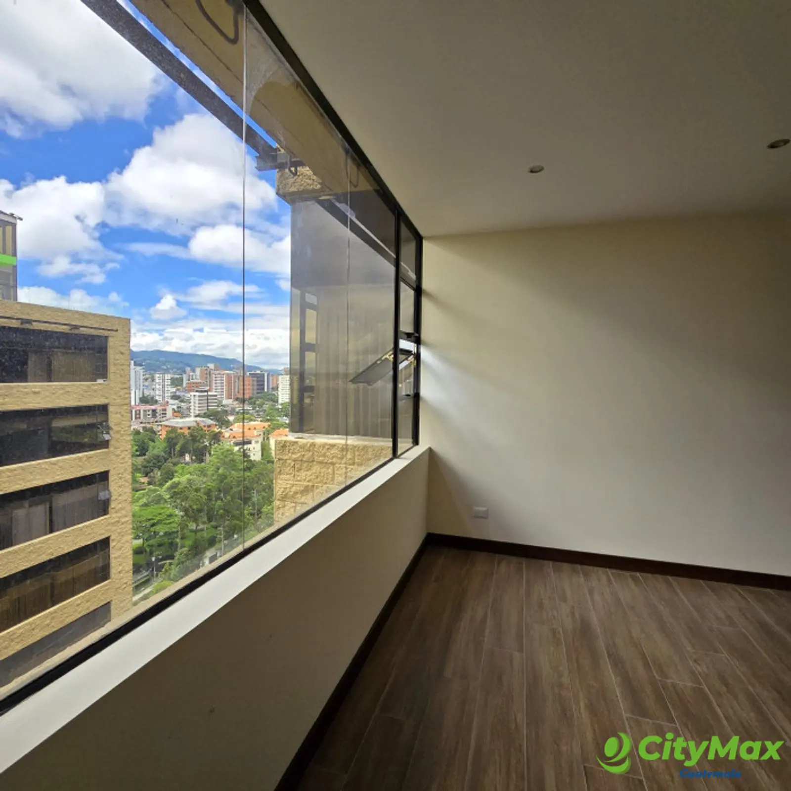 En Venta Apartamento en Zona 10 cercano a Oackland Z 10 - foto 24