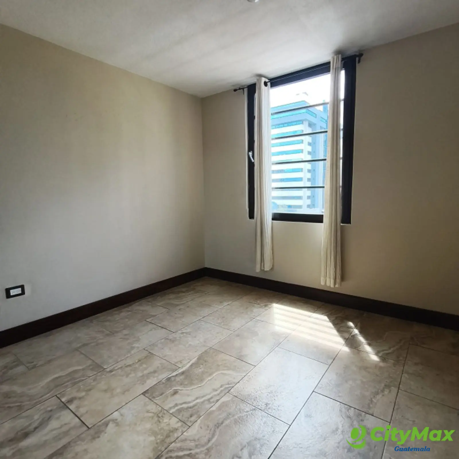 Amplio Apartamento en Renta en zona 10 - foto 8