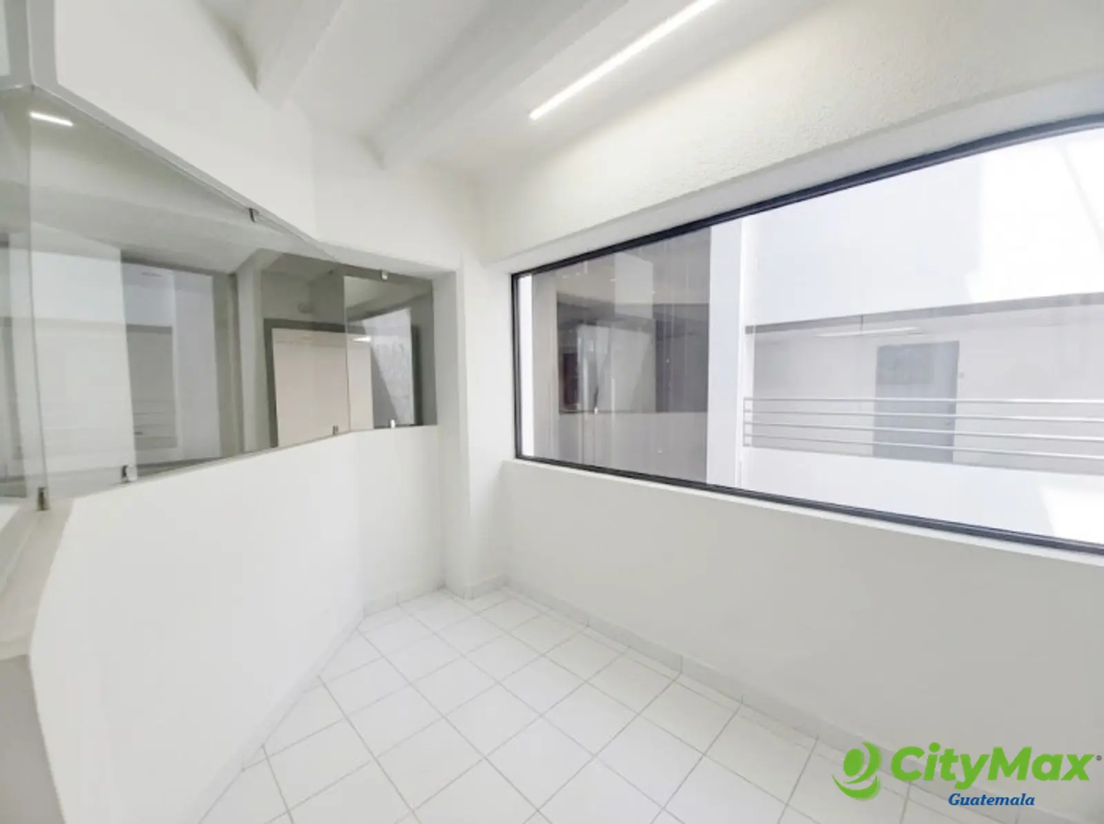 Oficina venta con 2 parqueos 20 calle Zona 10 - foto 10