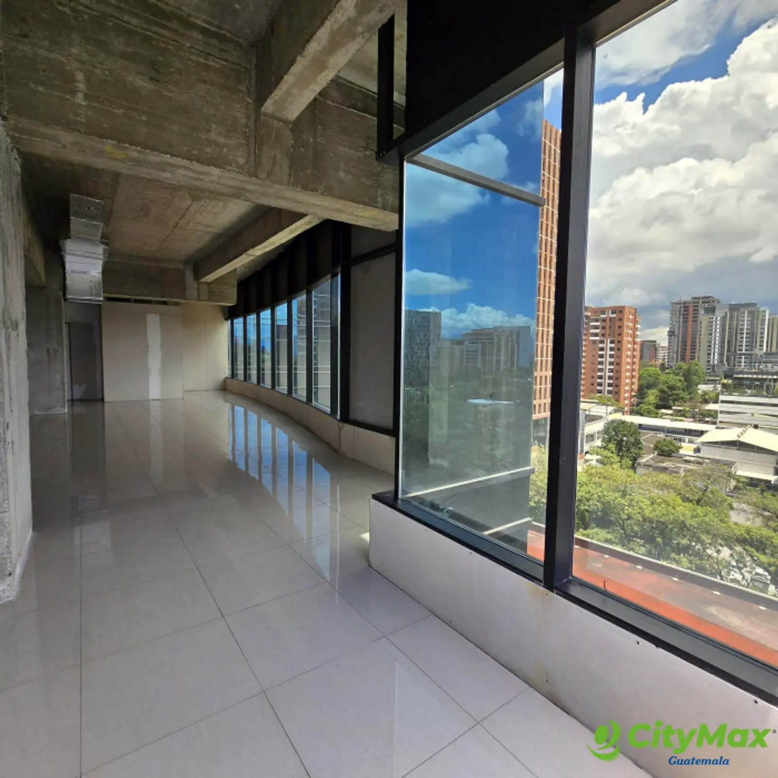 Oficina en Venta zona 10 cercano a oakland  - foto 4