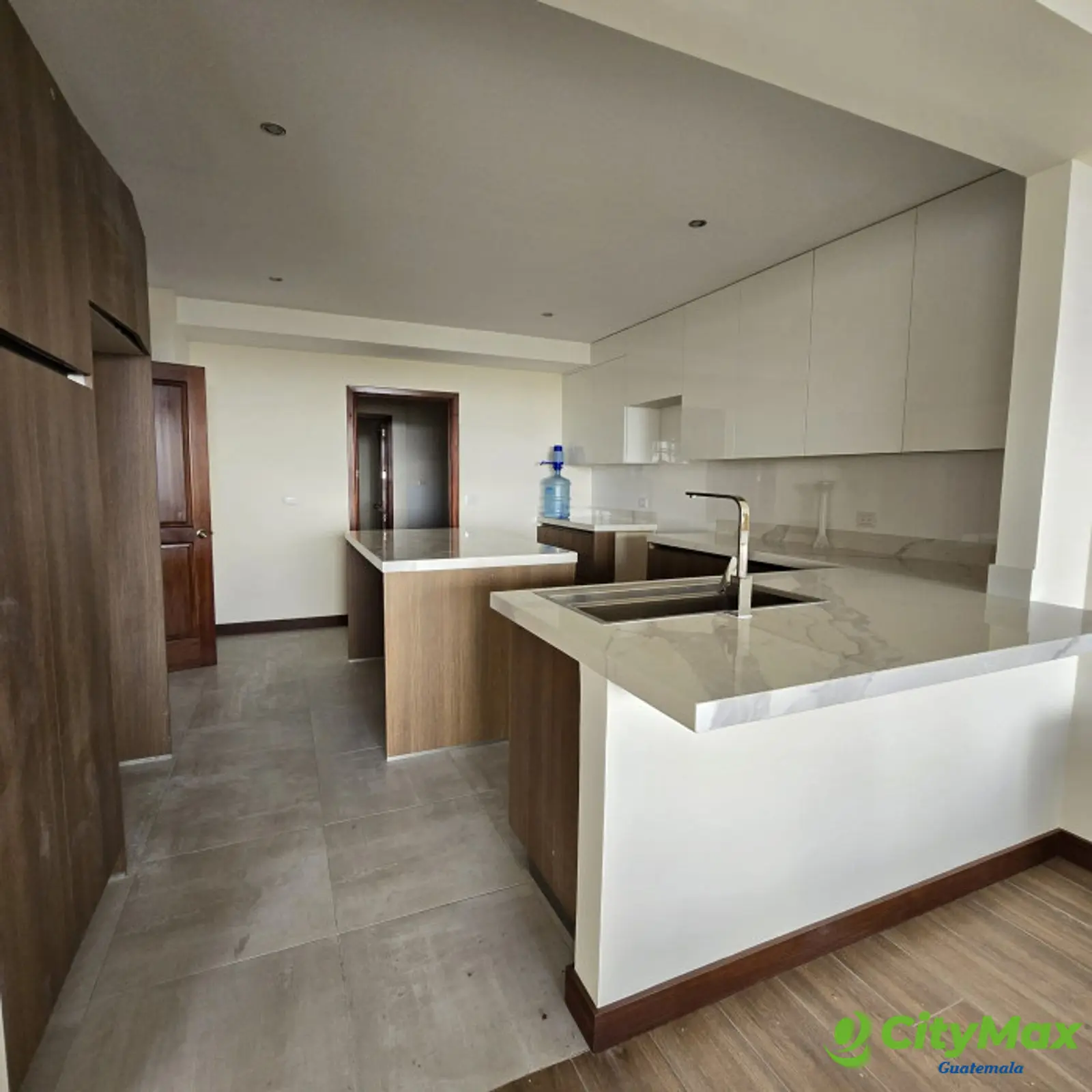 En Venta Apartamento en Zona 10 cercano a Oackland Z 10 - foto 2