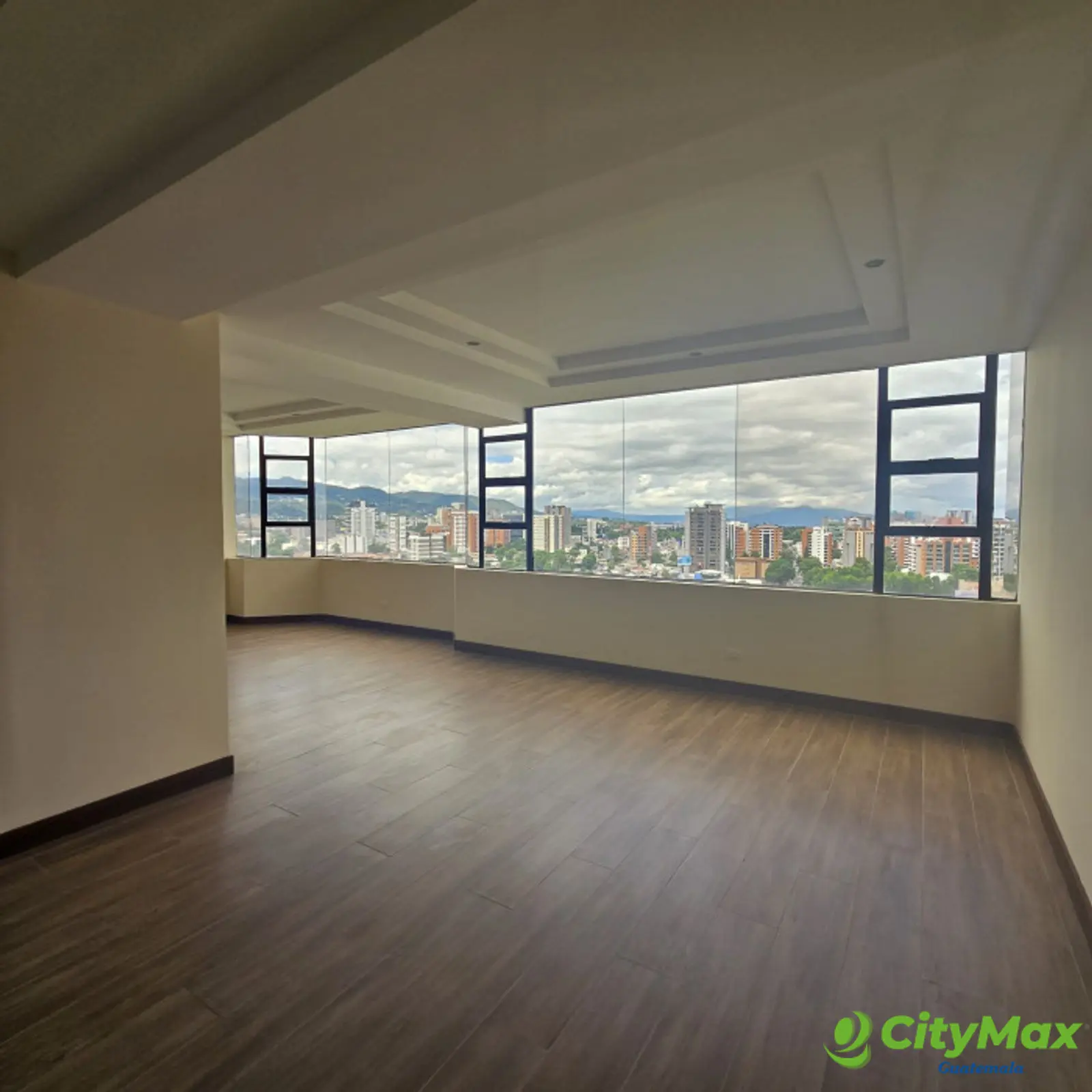 En Venta Apartamento en Zona 10 REMODELADO  - foto 3