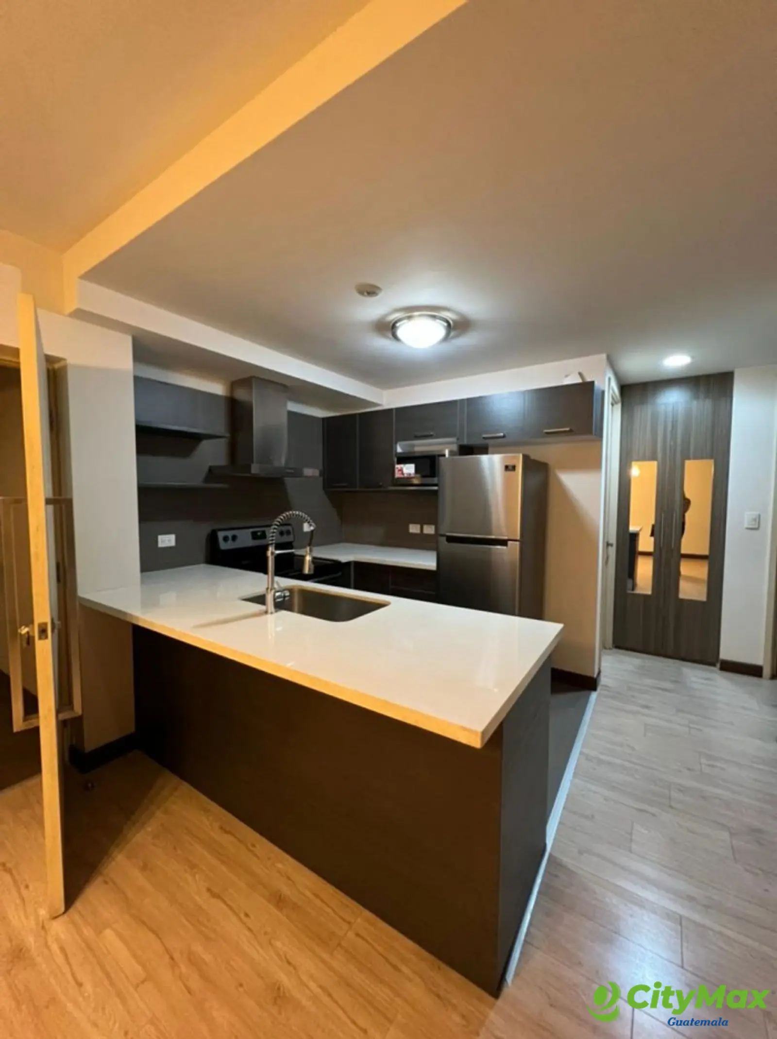 Apartamento en venta en edificio Veinti4 zona 10  - foto 4