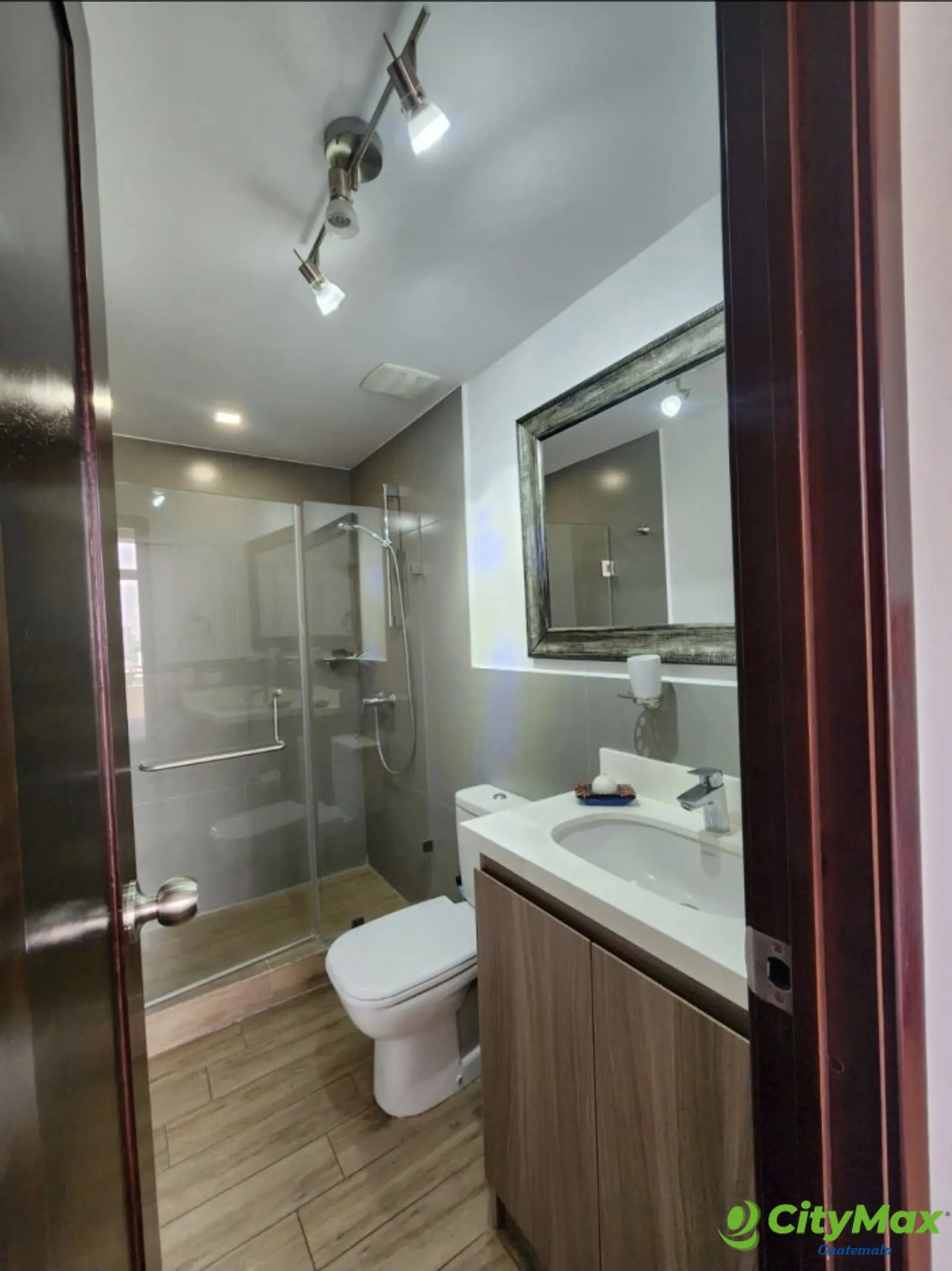 Apartamento amueblado en renta zona 13 - foto 10