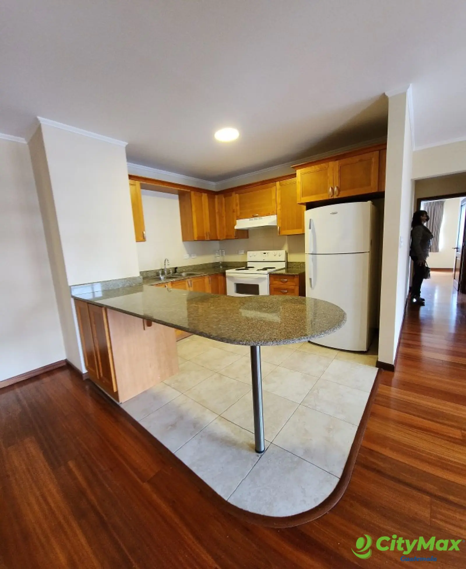 En Alquiler Apartamento con 152.00m2 en Zona 10 - 20221128_110237.jpg
