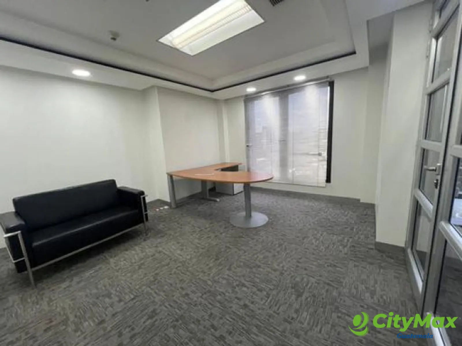 En Venta oficina en zona 10 Guatemala - foto 4