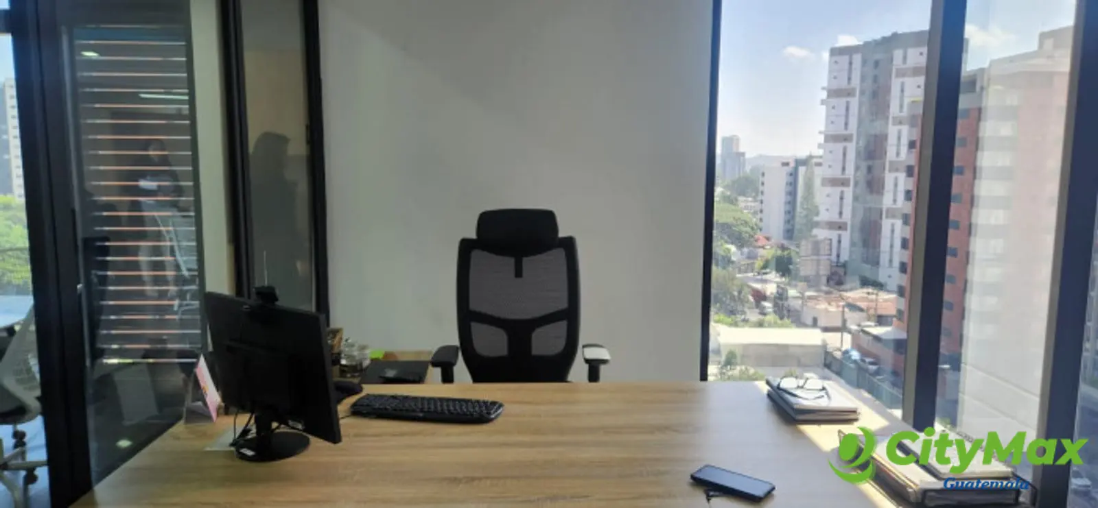 Oficina en venta para inversión en zona 10 Rentada - foto 4