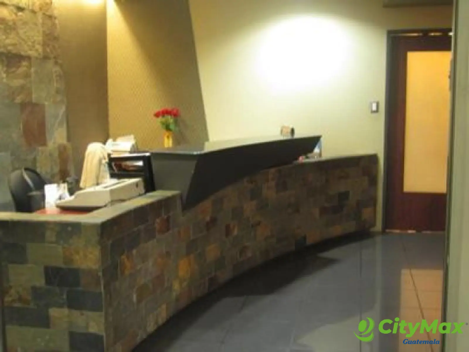 En Venta oficina construcción en zona 9 Reforma - foto 3