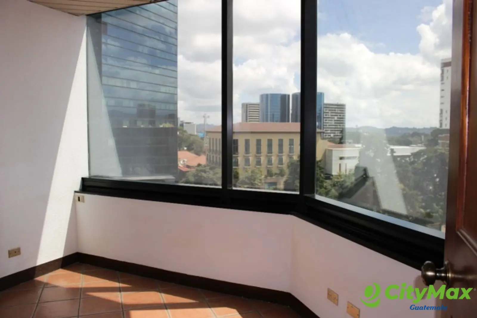 En Alquiler oficina tabicada en zona 10 Guatemala - foto 13