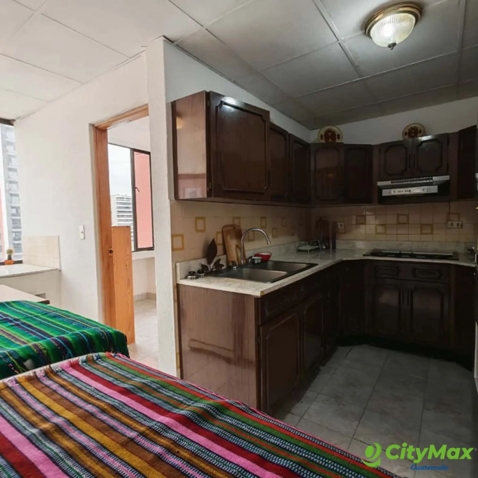Amplio apartamento amueblado en renta en la zona 10 - foto 4