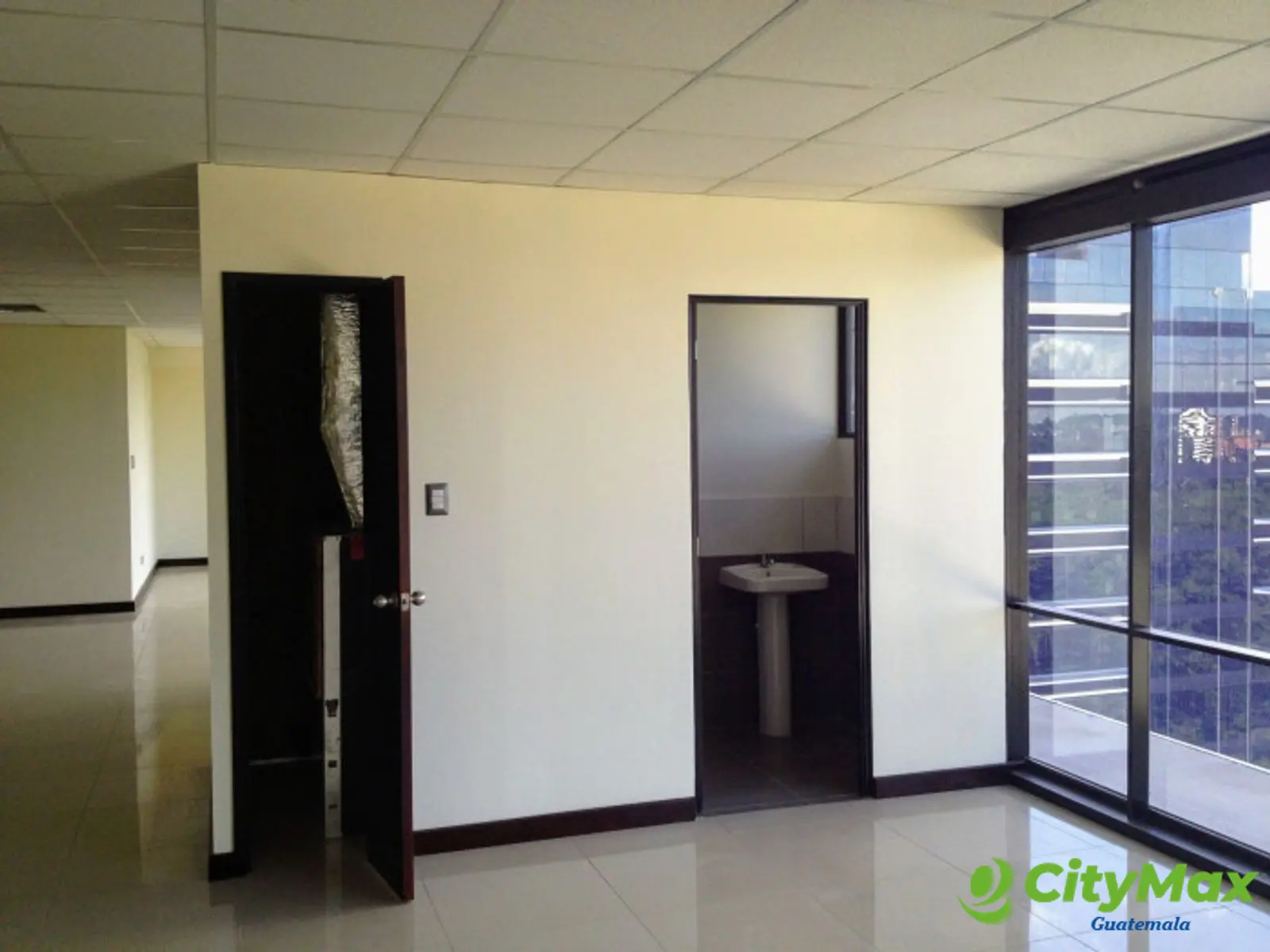 Oficina en venta inversion zona 10 Guatemala - foto 4