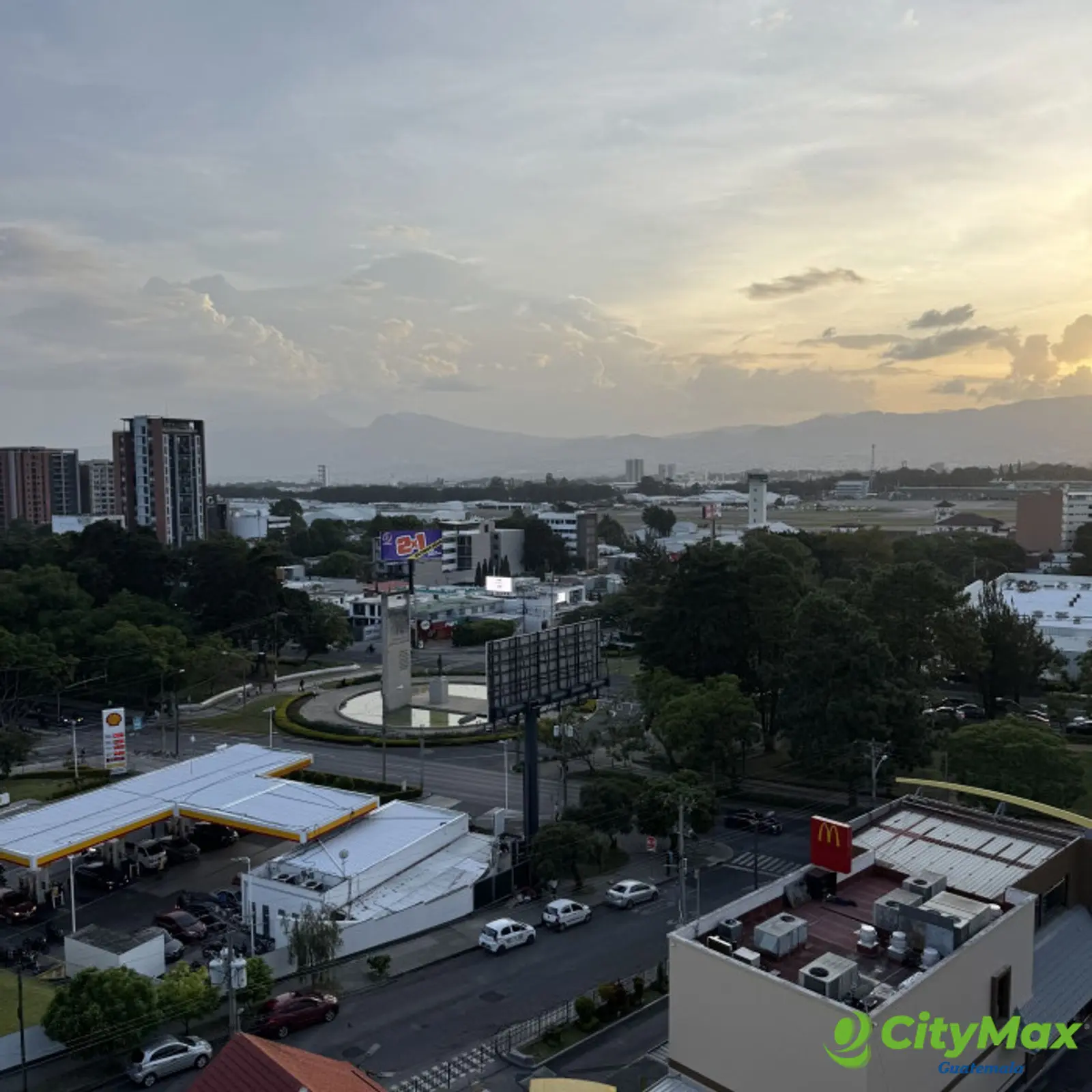 Apartamento en Renta zona 14 Avenida Las Americas - foto 2