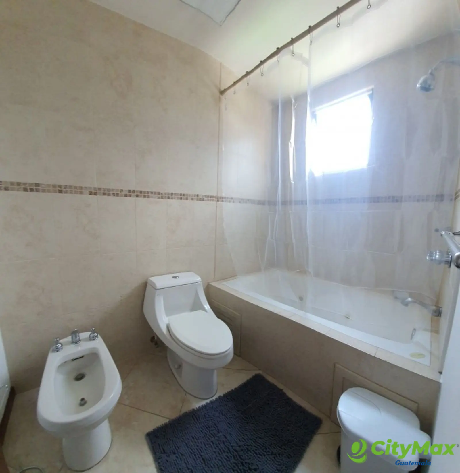 En Alquiler Apartamento en Zona 10 Amueblado - Baño principal