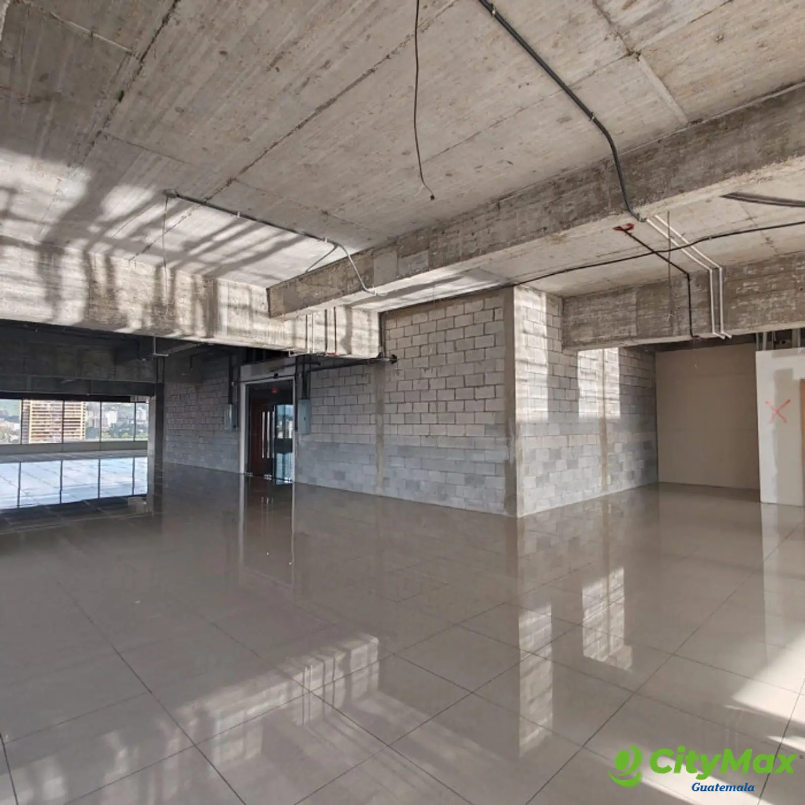 En venta o Renta Oficina de 500m2 en zona 10 Guatemala - foto 7