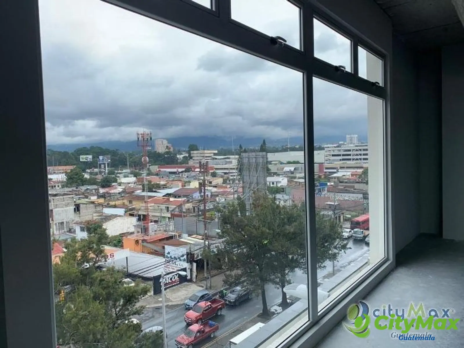 Oficina en renta en zona 7 sobre Calzada San Juan - foto 6