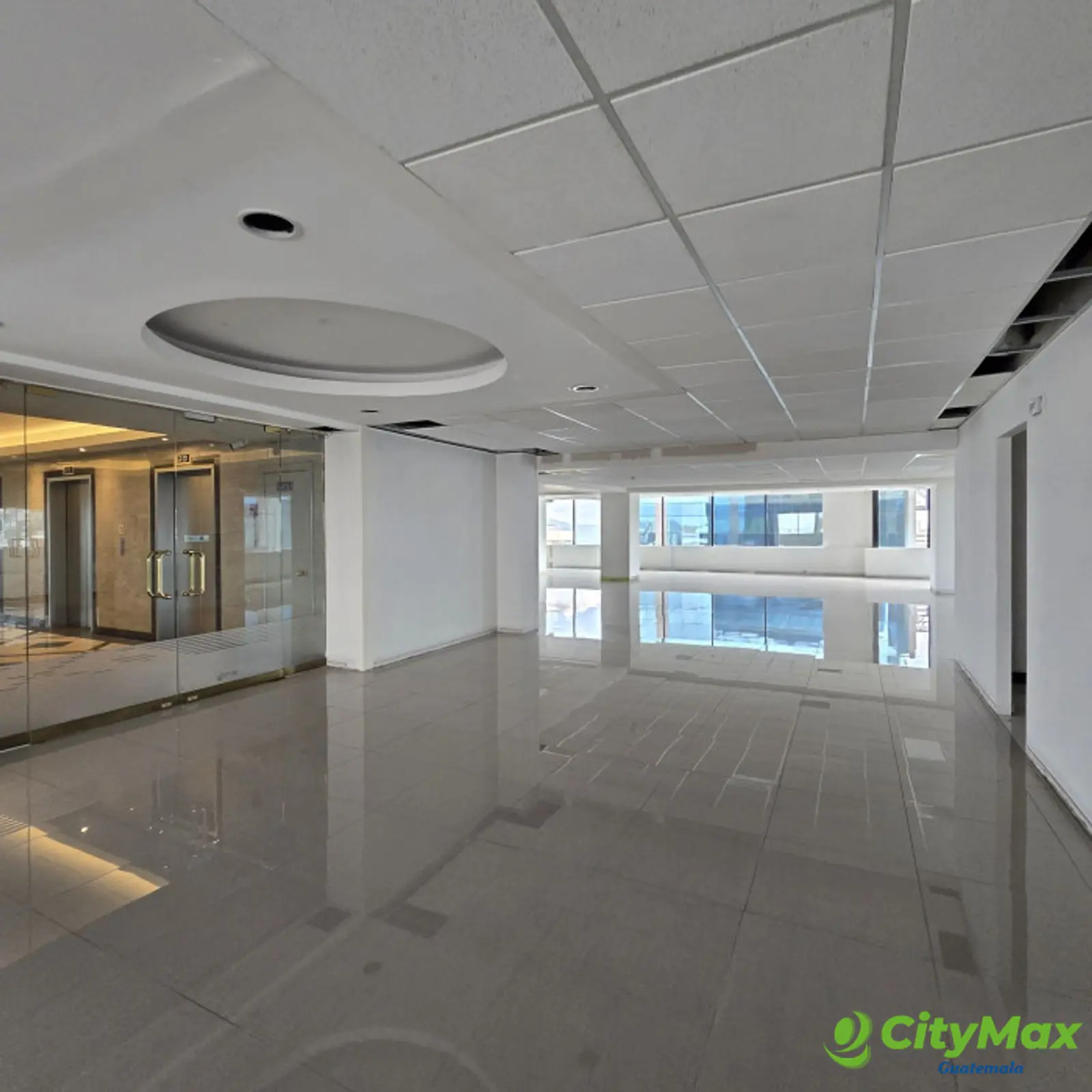 En renta oficina en la zona 14 Edificio Europlaza - foto 26