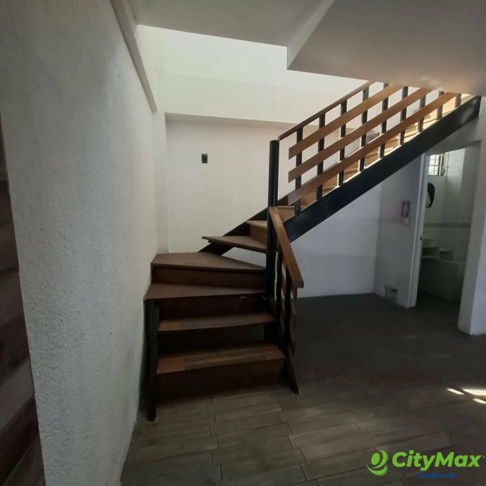 En Renta local con mezanine de 102m2 en Zona 10 - foto 3