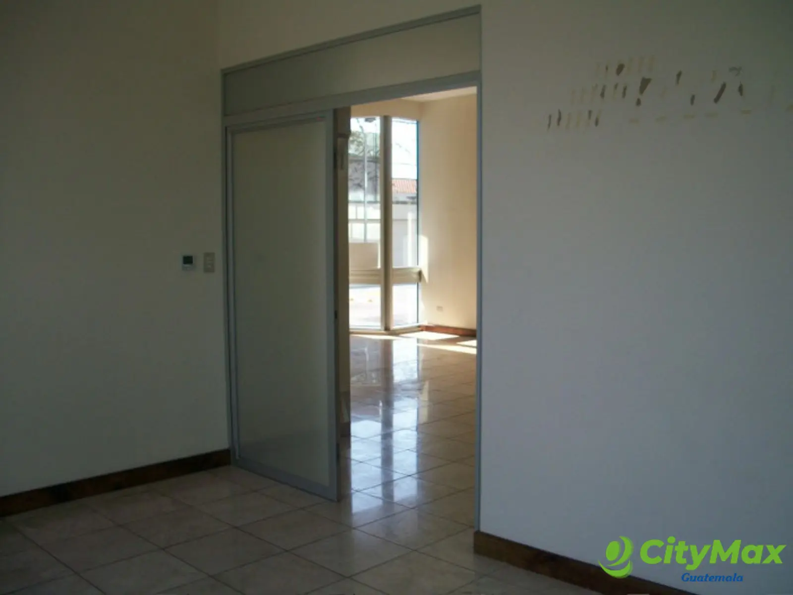 En Venta Local Comercial en zona 15 Edificio Avante - foto 7