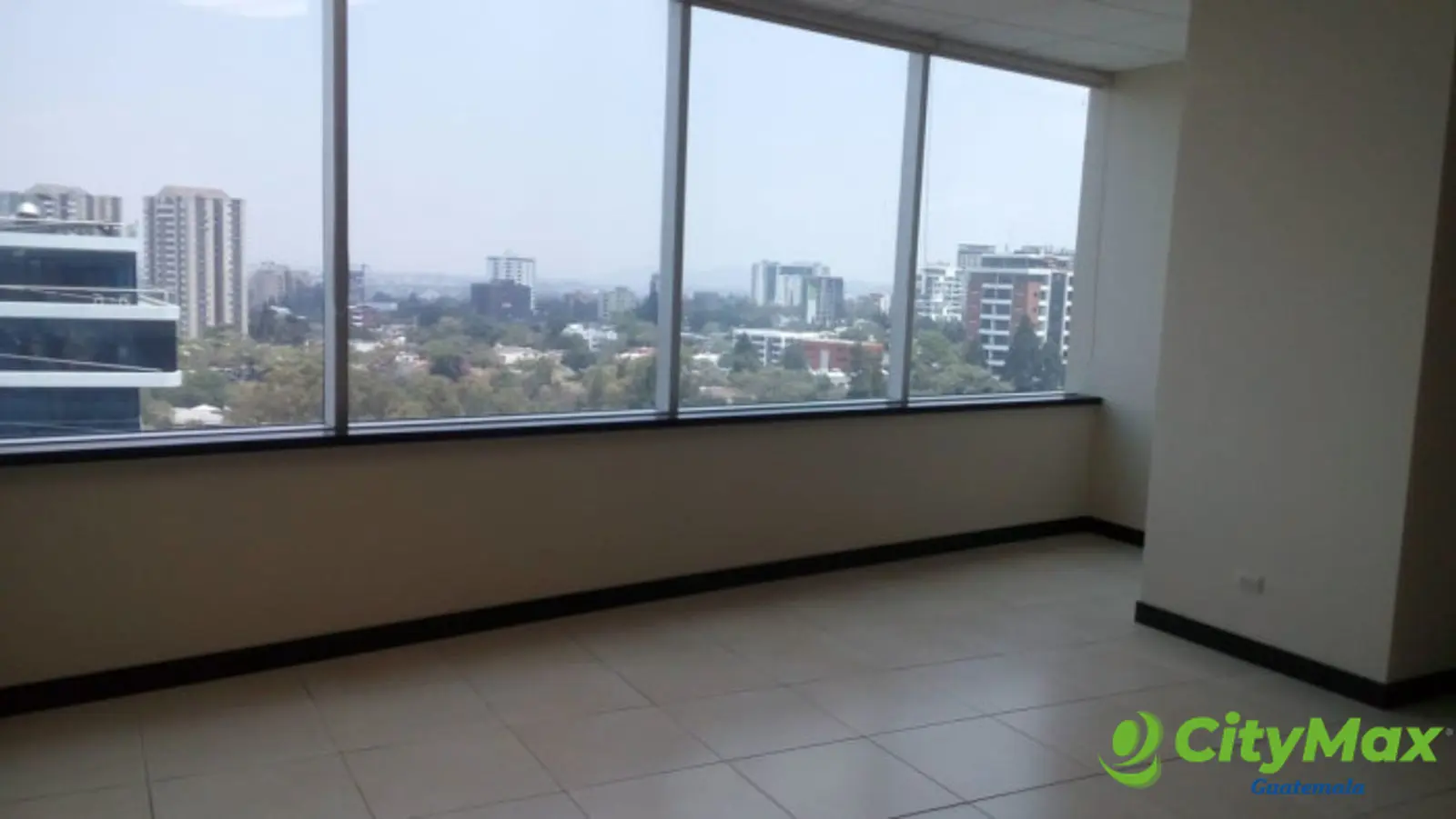 VENTA-RENTA Oficina en Zona Pradera zona 10 inversión  - foto 5