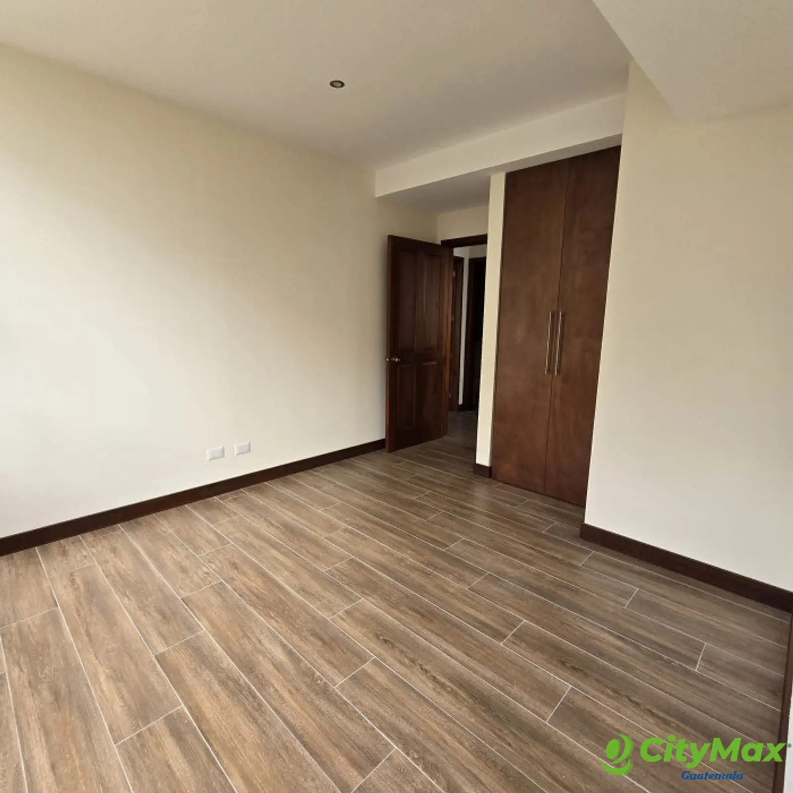 En Venta Apartamento en Zona 10 cercano a Oackland Z 10 - foto 20