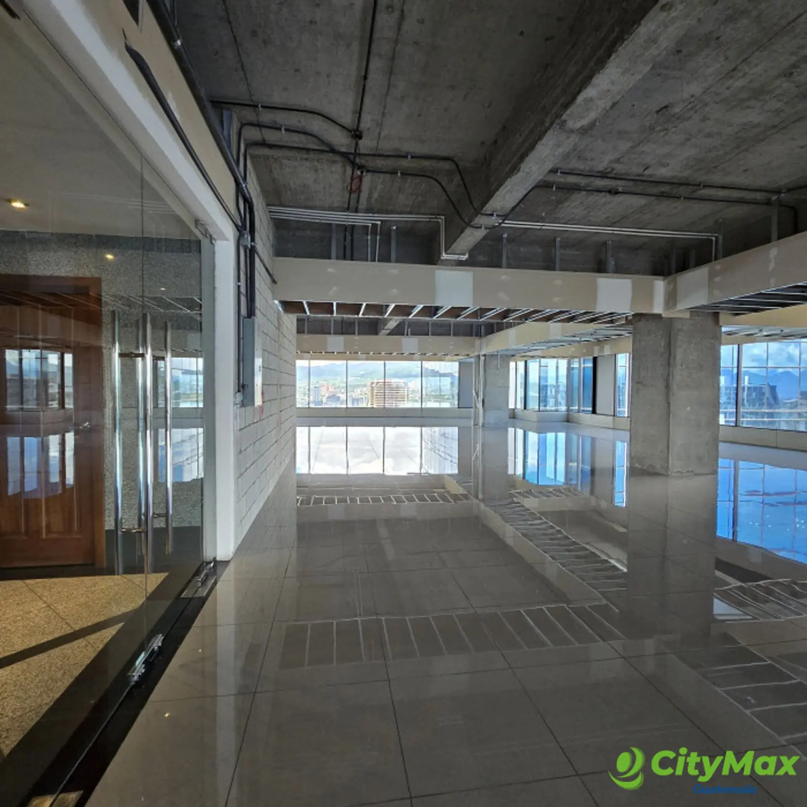 En venta oficina en la zona 10 de Guatemala  - foto 12