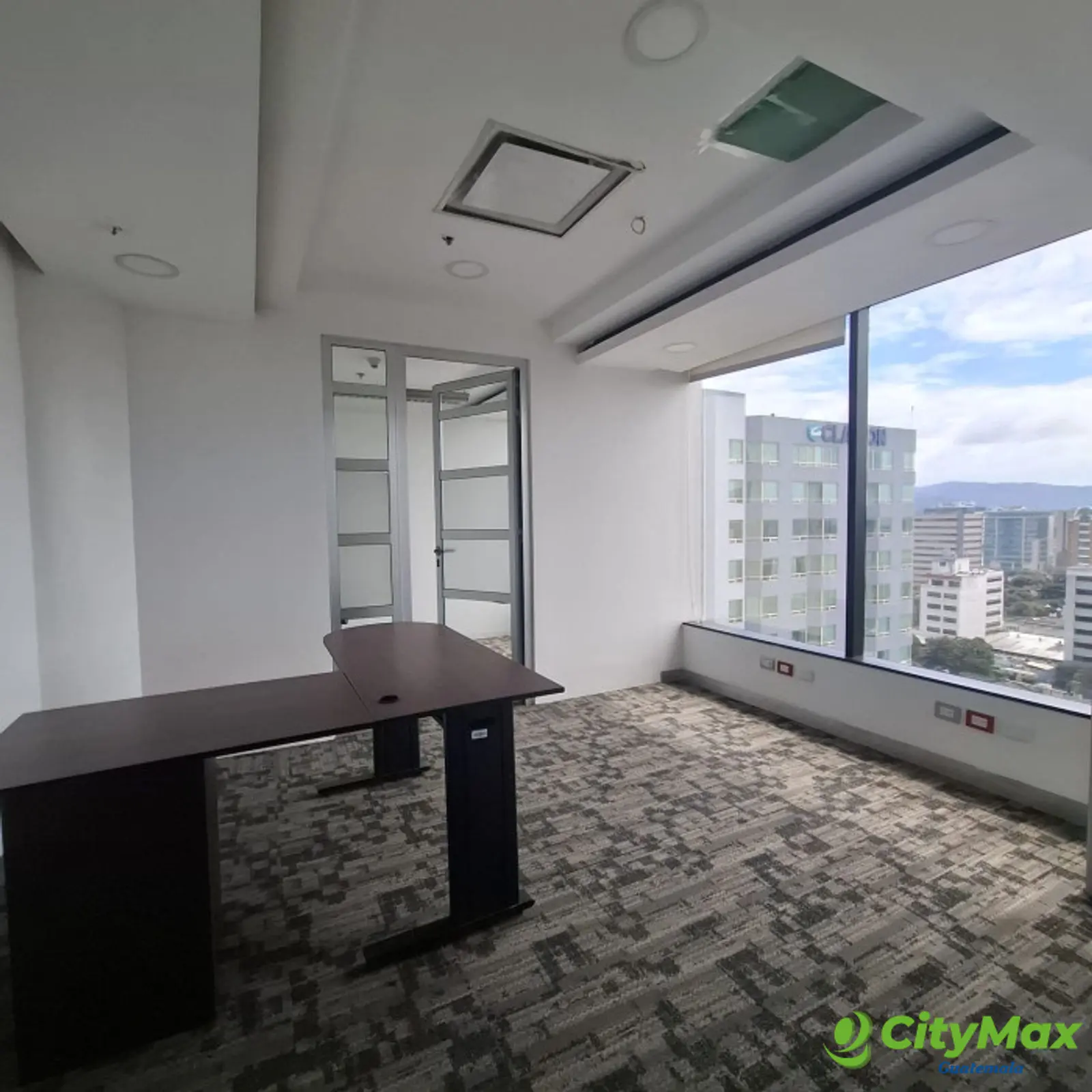 Oficina en venta en zona 10 Medio nivel Para inversión  - foto 11