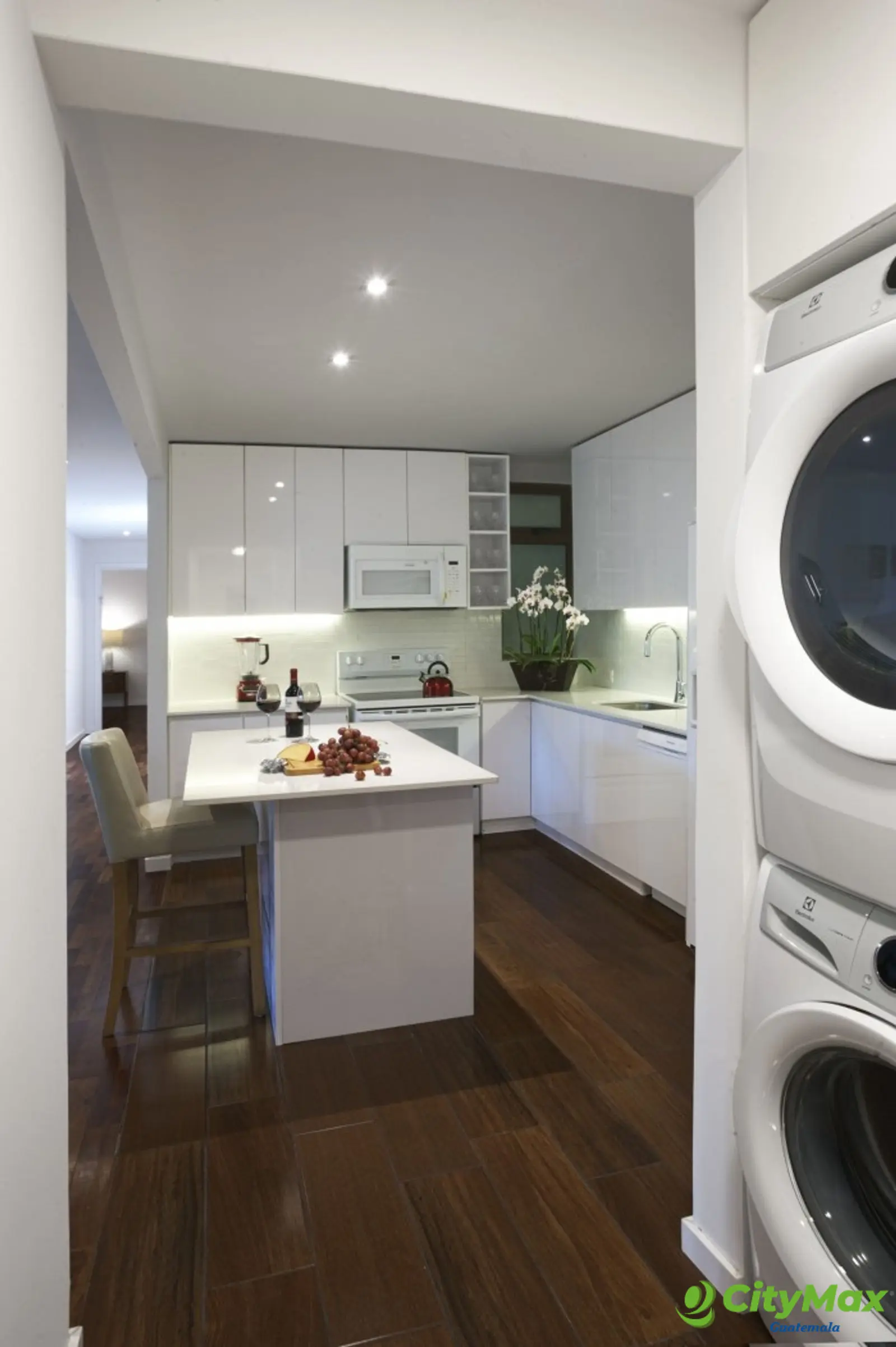 Apartamento en renta con jardín en la zona 10 - foto 7