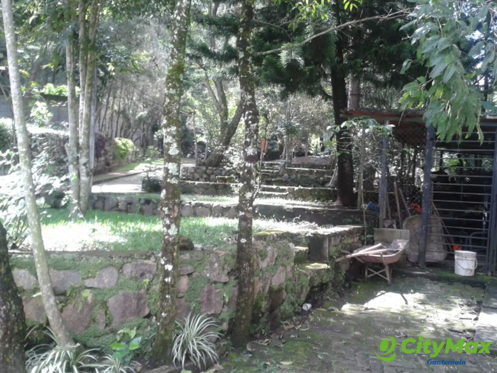 En venta terreno en zona 15 Colonia Trinidad - foto 2