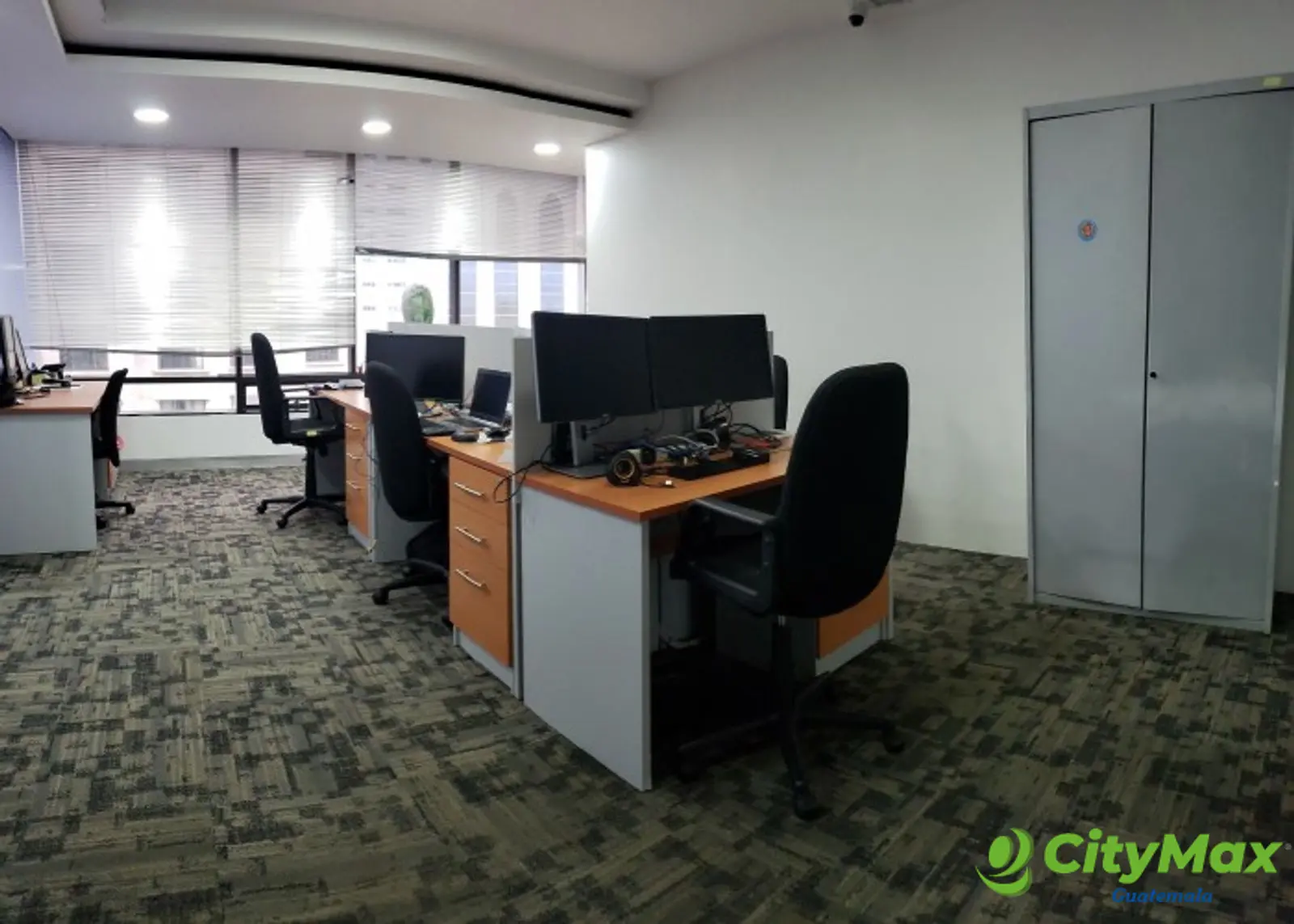 Oficina en venta zona 10 NIVEL COMPLETO inversión  - foto 2