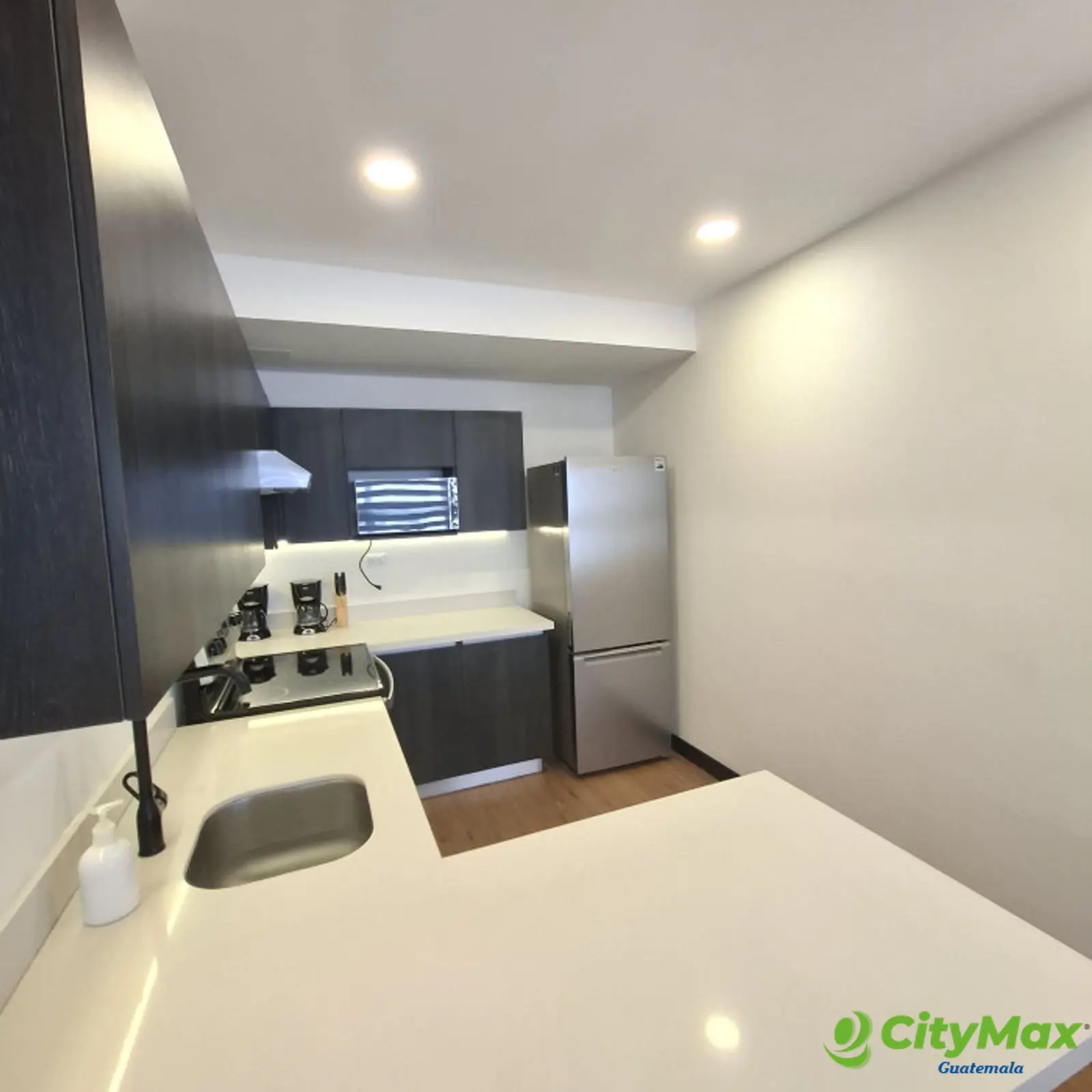 Apartamento- estudio amueblado en alquiler en Zona 10  - foto 3