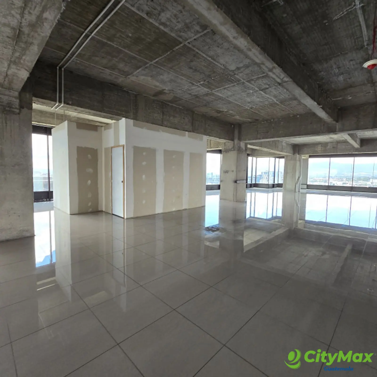 En venta o Renta Oficina de 500m2 en zona 10 Guatemala - foto 11