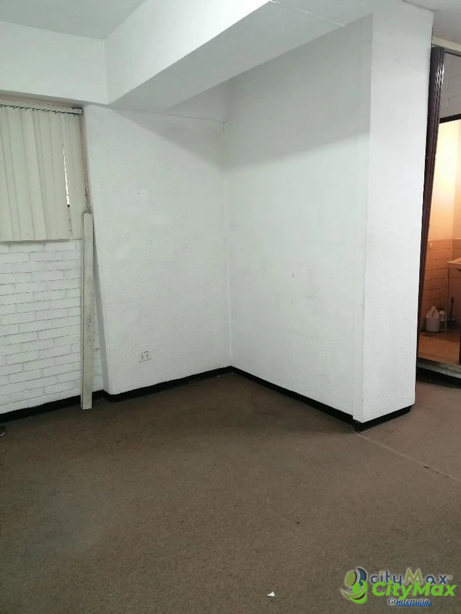 Rento Oficina Comercial en zona 9 sobre Avenida Reforma - foto 4