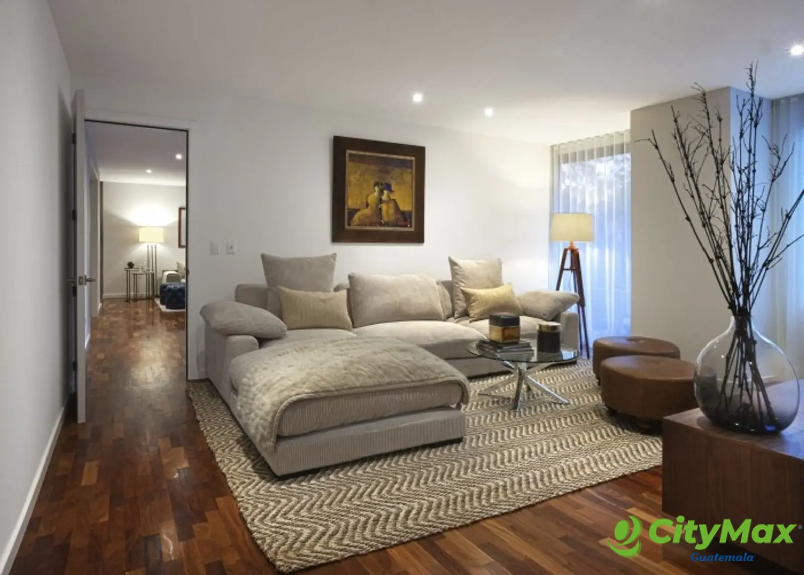 Apartamento en renta con jardín en la zona 10 - foto 2