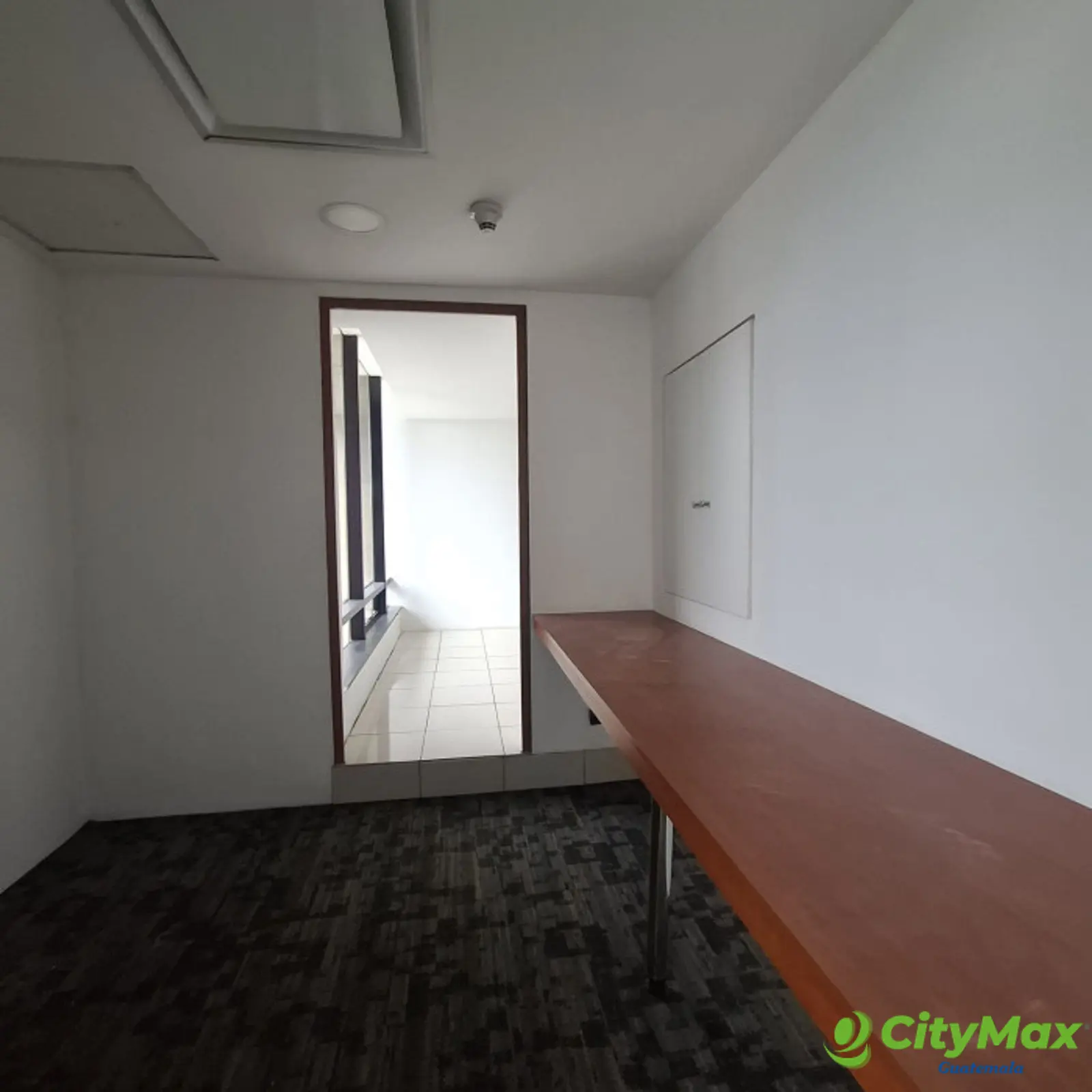 Oficina en venta en zona 10 Medio nivel Para inversión  - foto 5