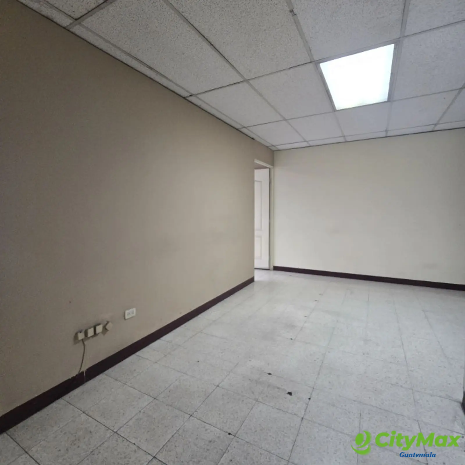 Oficina de 100m2 en renta en la zona 9 Guatemala - foto 6