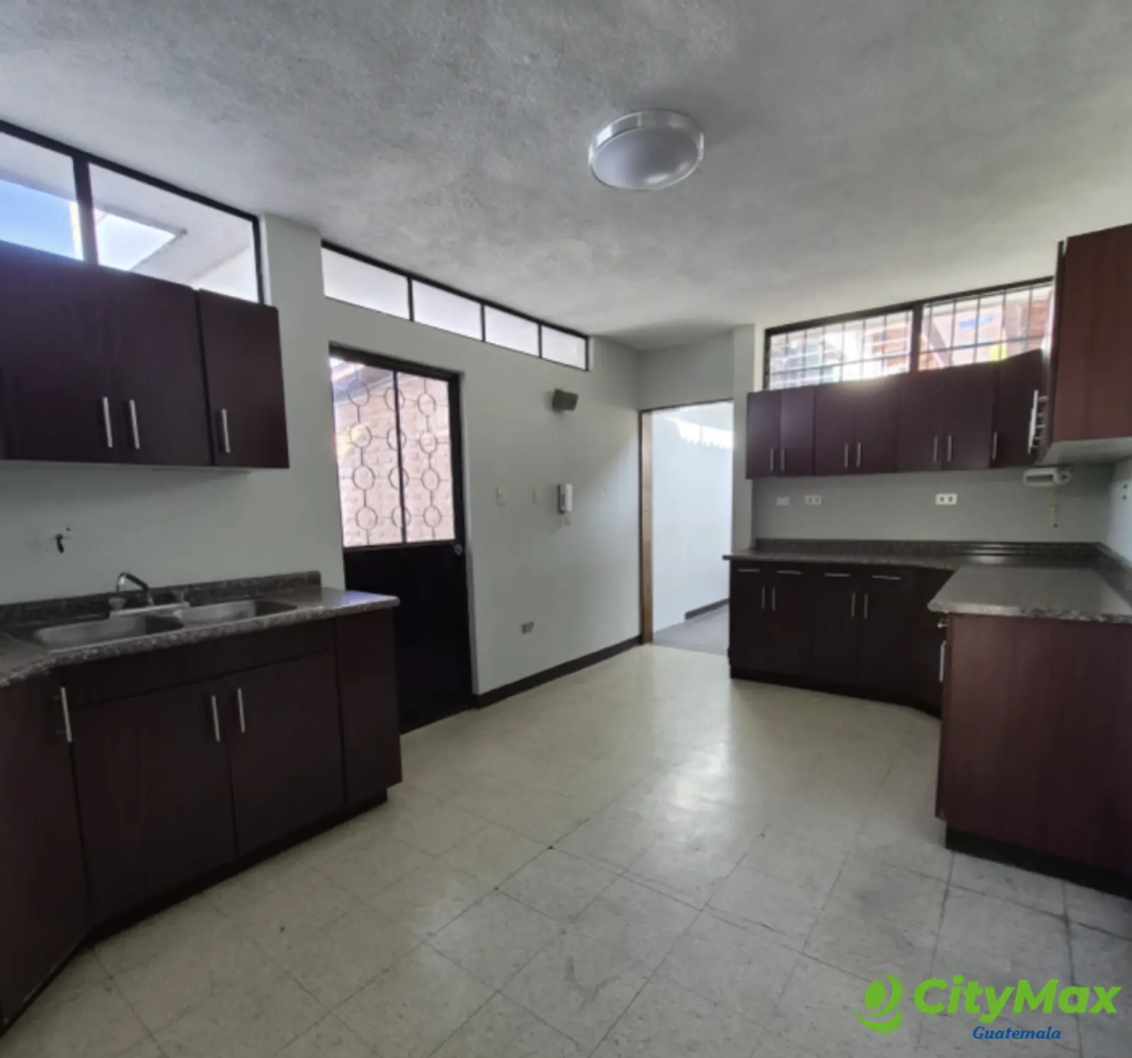Casa para oficinas en alquiler en zona 15 Guatemala - foto 9
