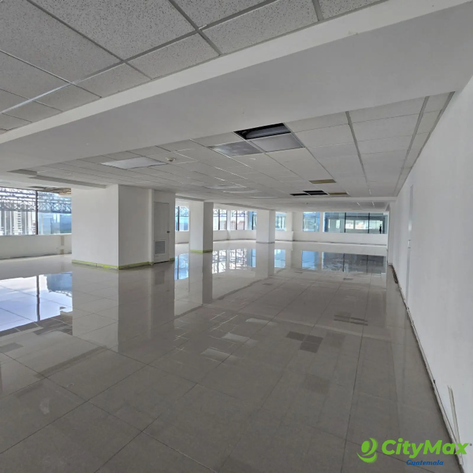 En renta oficina en la zona 14 Edificio Europlaza - foto 15