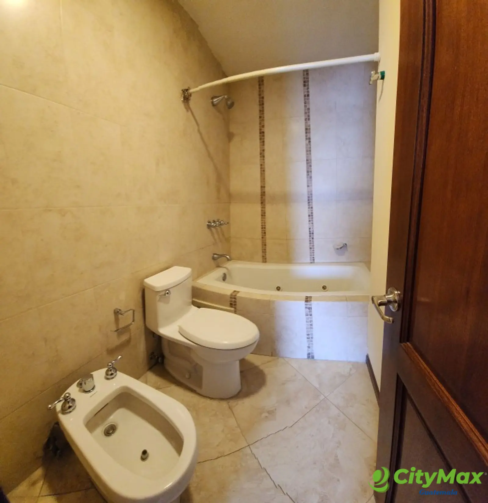 En Alquiler Apartamento con 152.00m2 en Zona 10 - 20221128_110045.jpg
