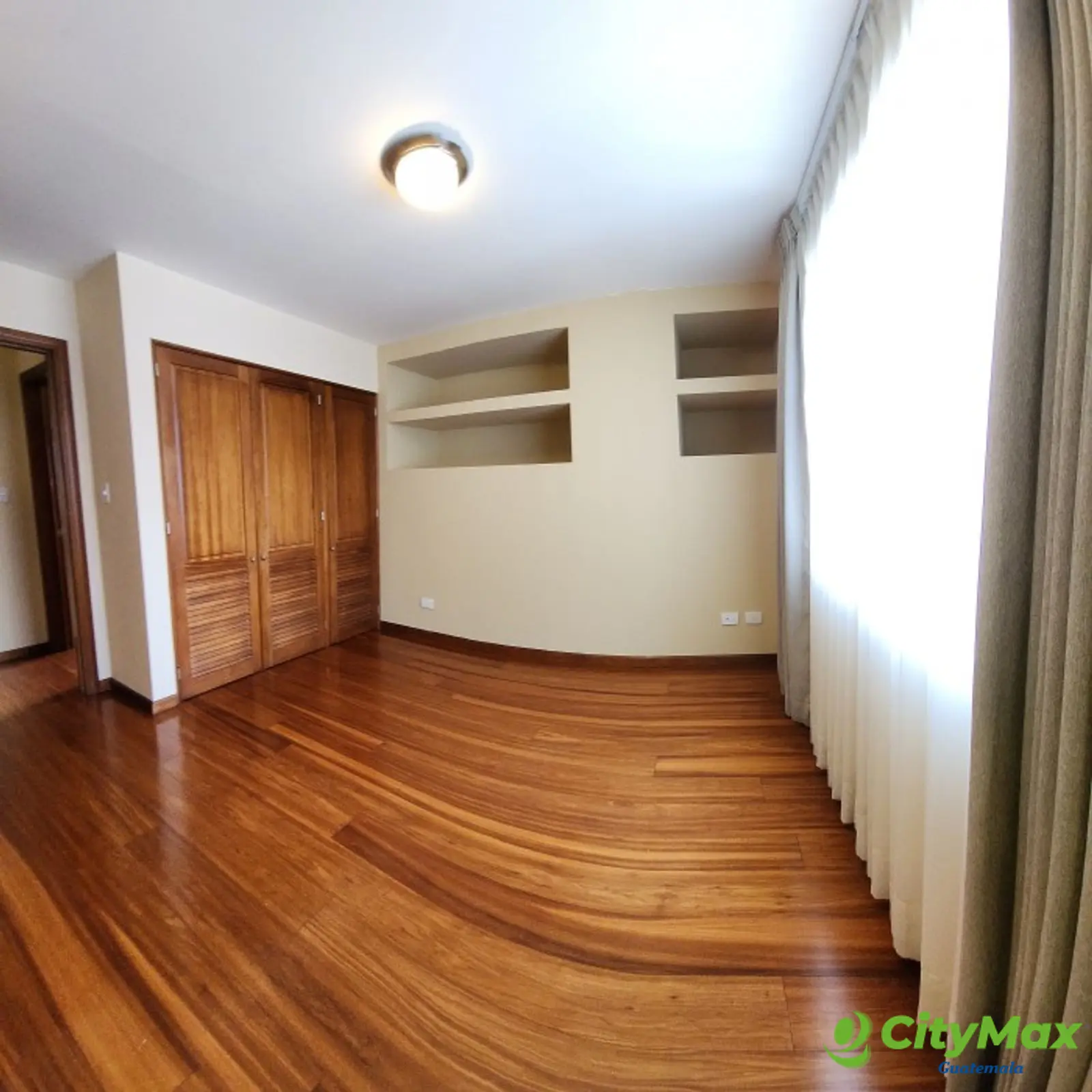 En Alquiler Apartamento con 152.00m2 en Zona 10 - 20221128_110112.jpg