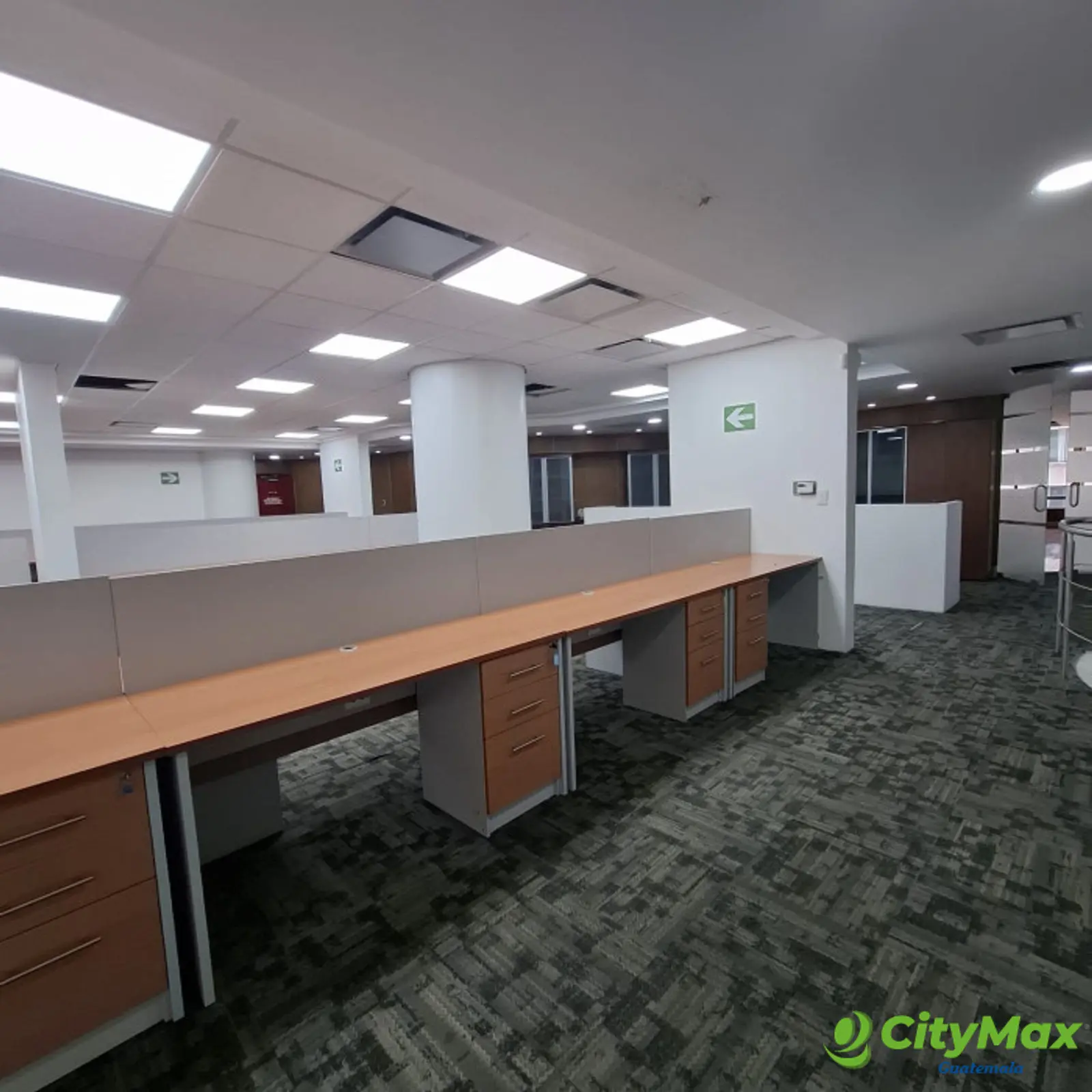 Oficina en venta en zona 10 Medio nivel Para inversión  - foto 2