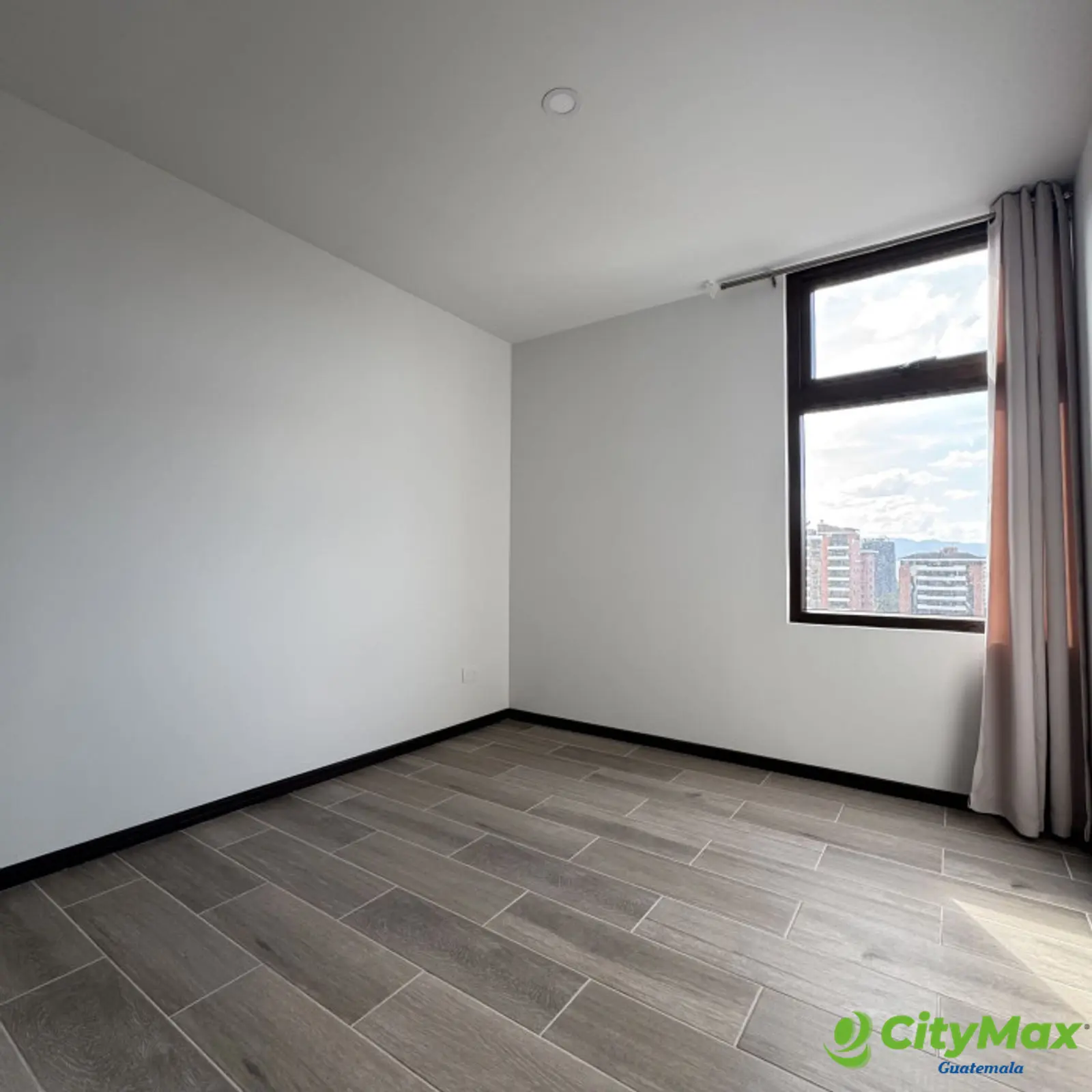 Apartamento en Renta zona 10 Equipado - foto 5
