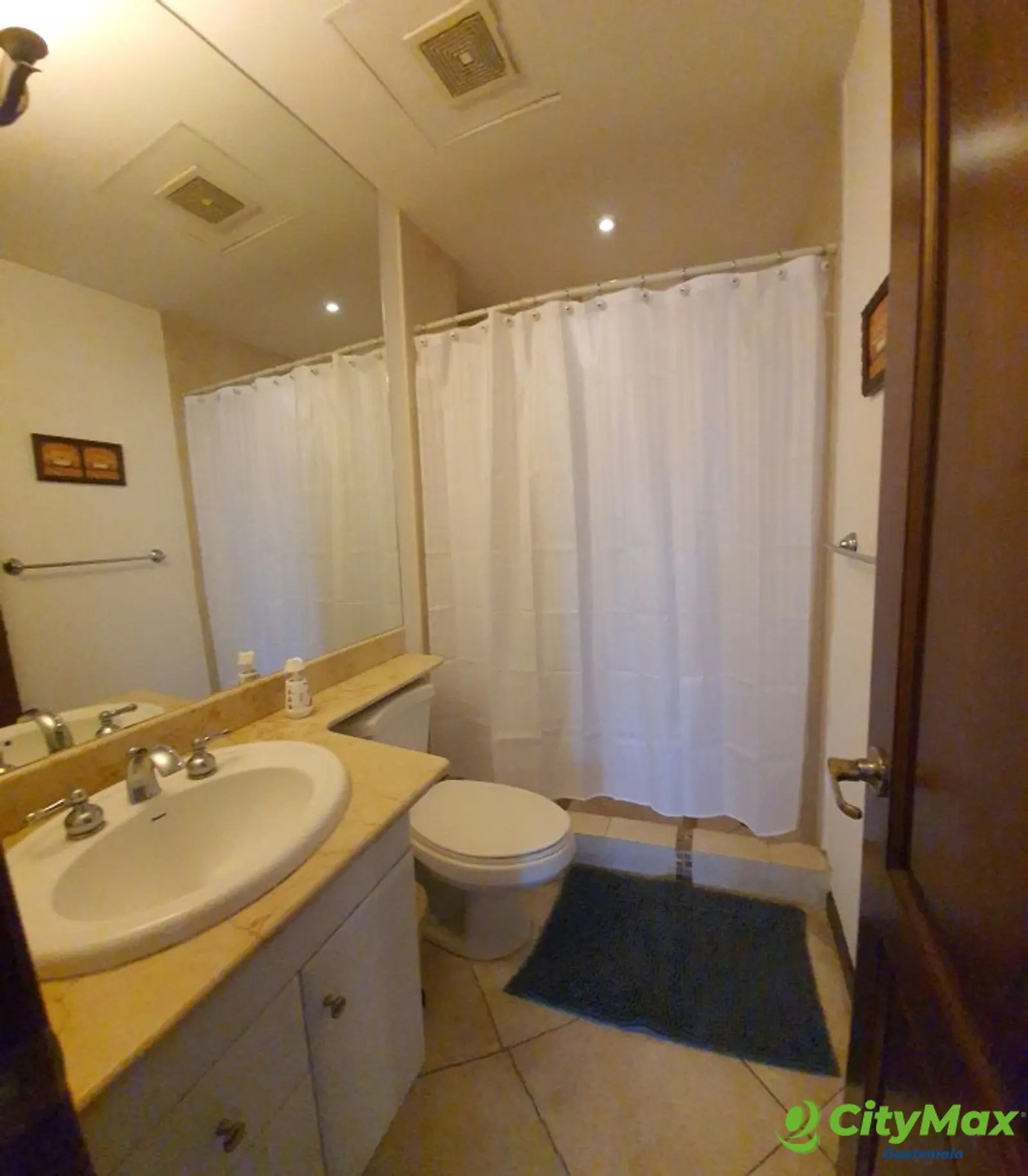 En Alquiler Apartamento en Zona 10 Amueblado - Baño Secundario