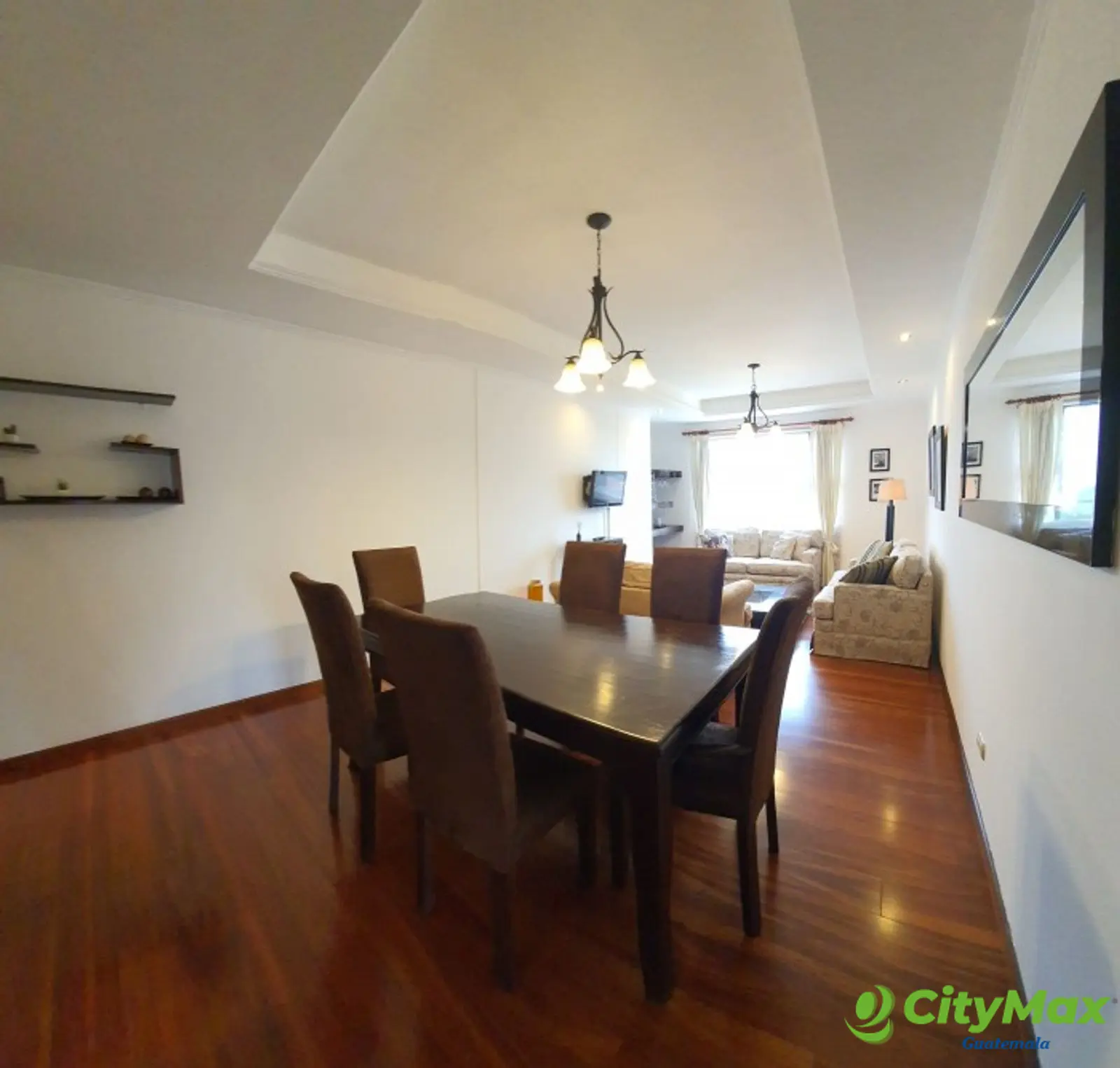 En Alquiler Apartamento en Zona 10 Amueblado - Comedor